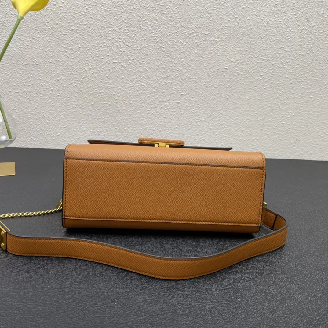 Valentino Garavani VSLING タンカラークロスボディバッグ - 画像 (7)