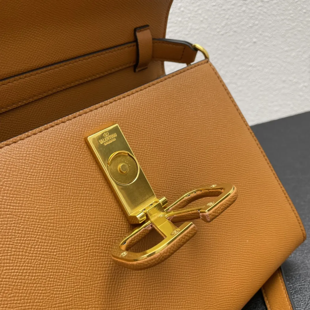 Valentino Garavani VSLING タンカラークロスボディバッグ - 画像 (8)