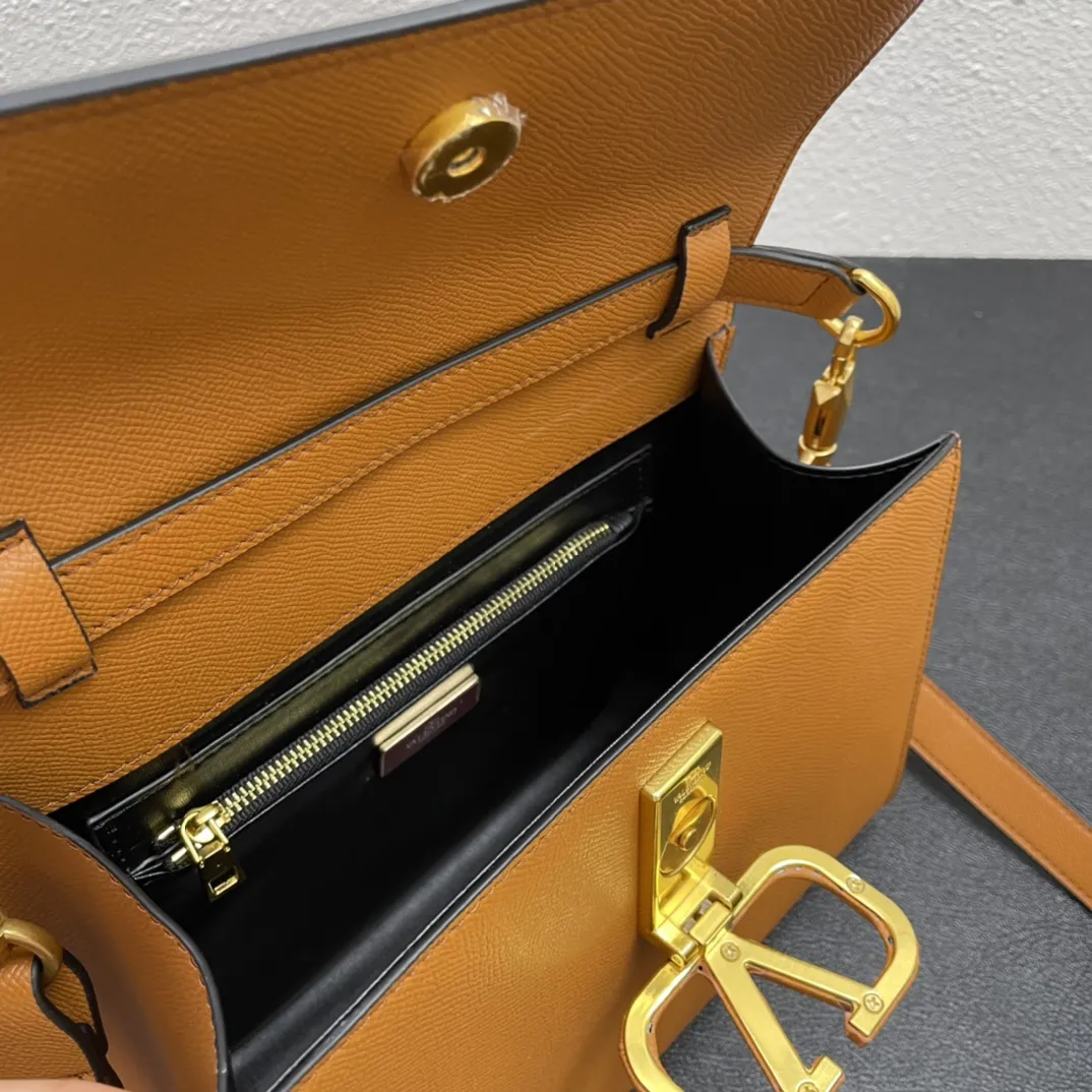 Valentino Garavani VSLING タンカラークロスボディバッグ - 画像 (9)