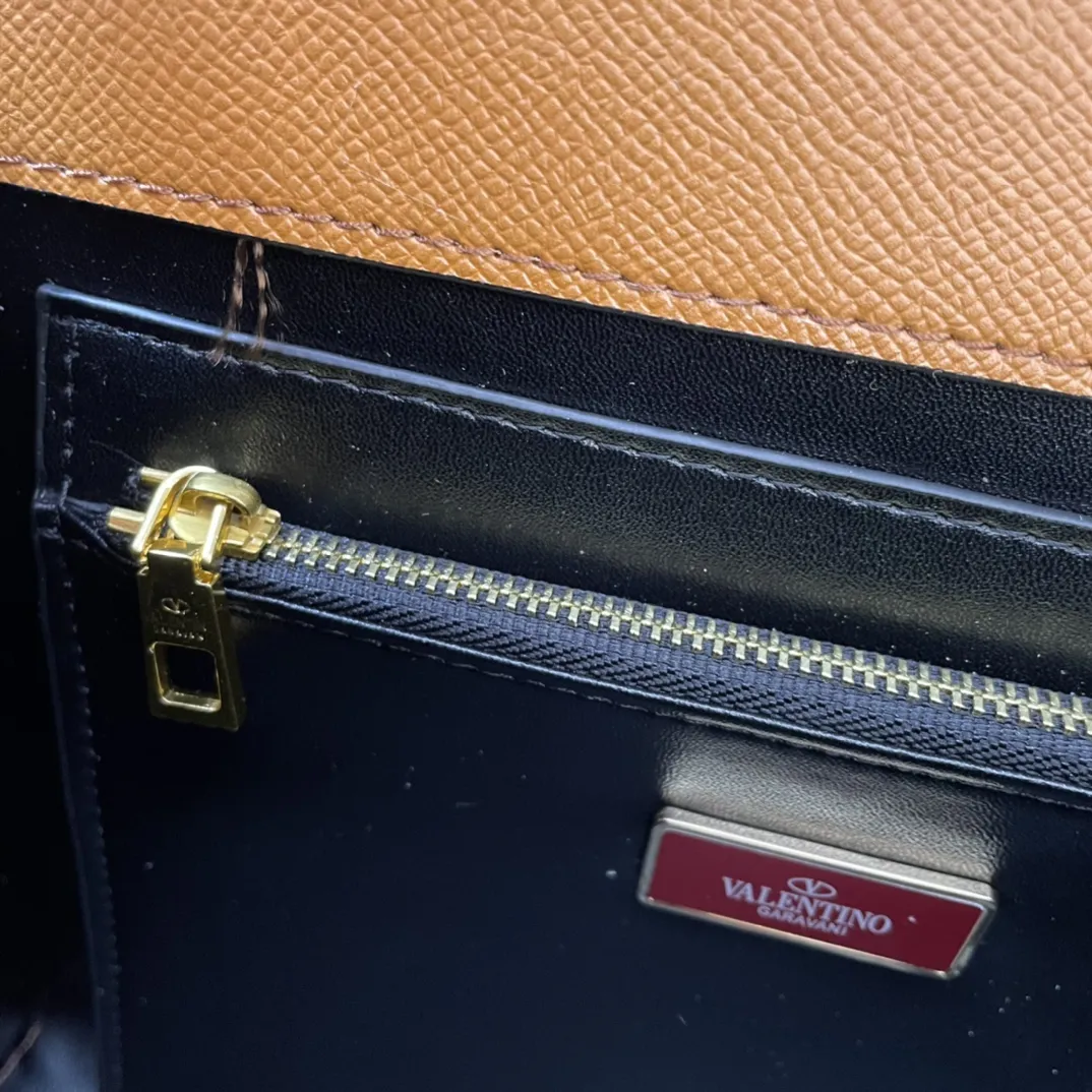 Valentino Garavani VSLING タンカラークロスボディバッグ - 画像 (10)