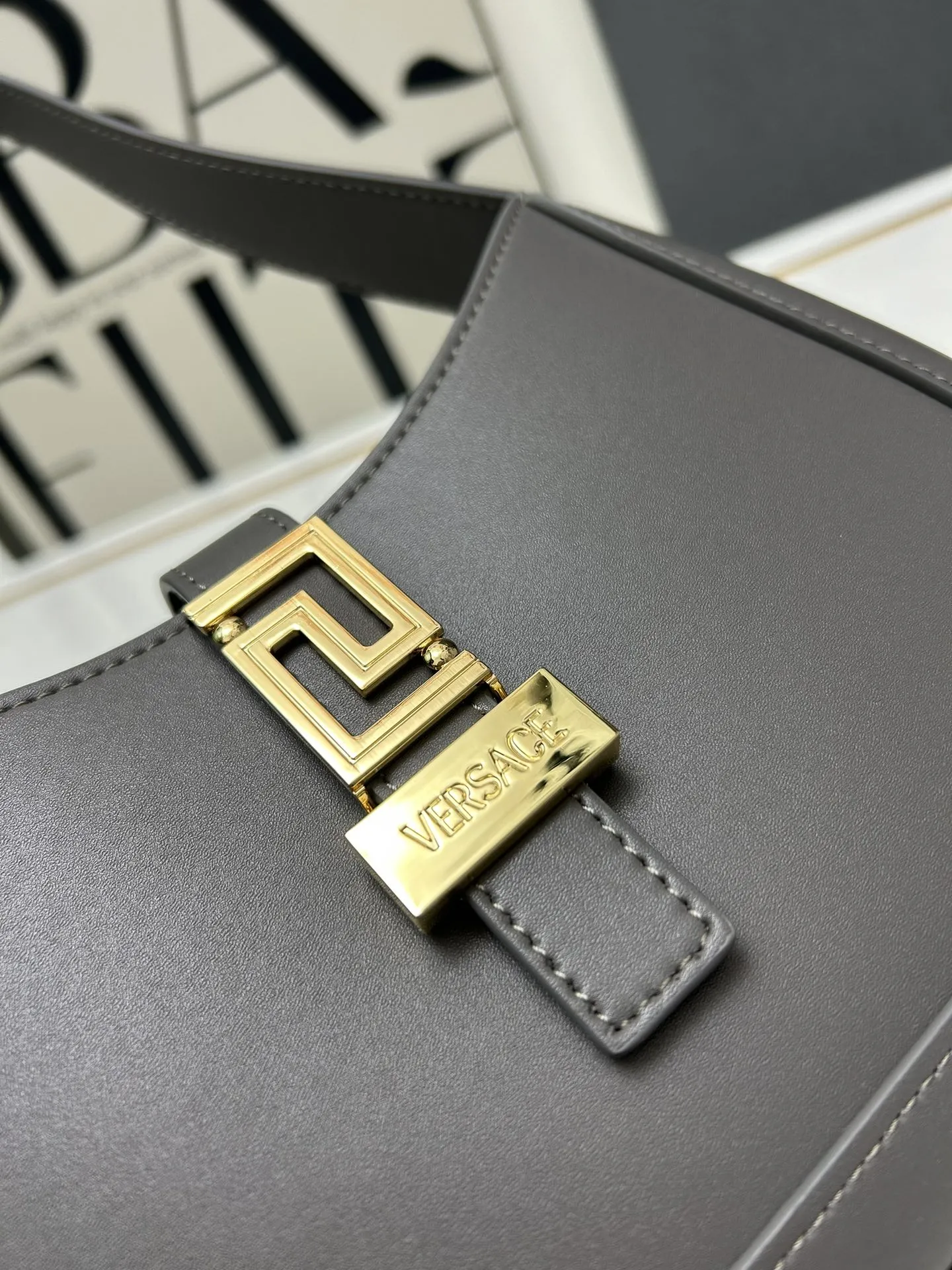 VERSACE グレー 腋下バッグ H03117 - 画像 (6)