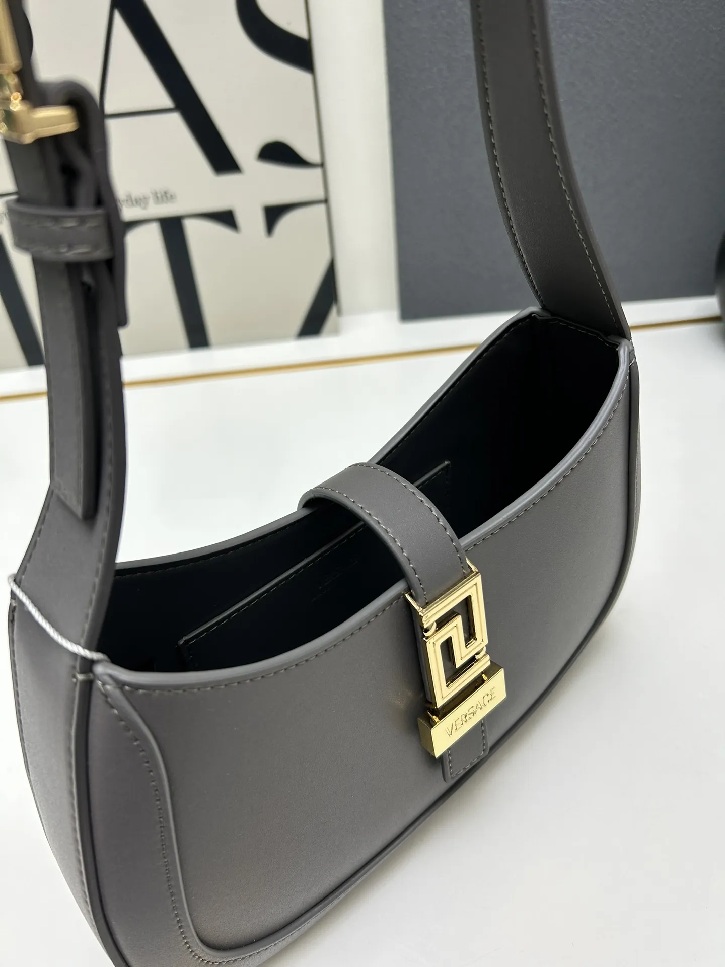 VERSACE グレー 腋下バッグ H03117 - 画像 (9)