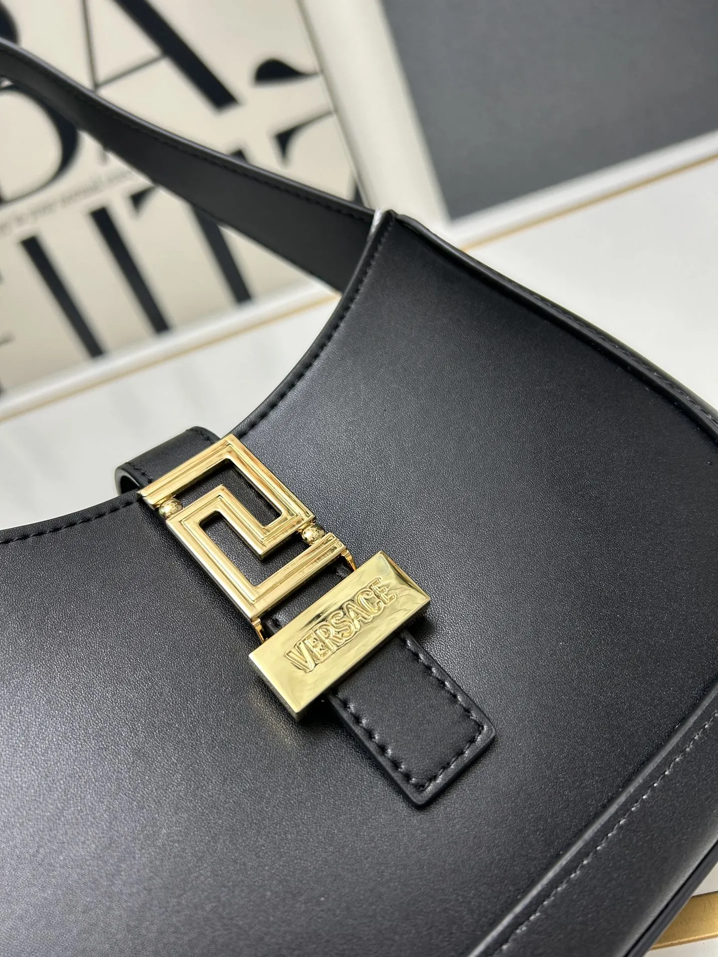 VERSACE 黒 腋下バッグ H03117 新作 - 画像 (6)