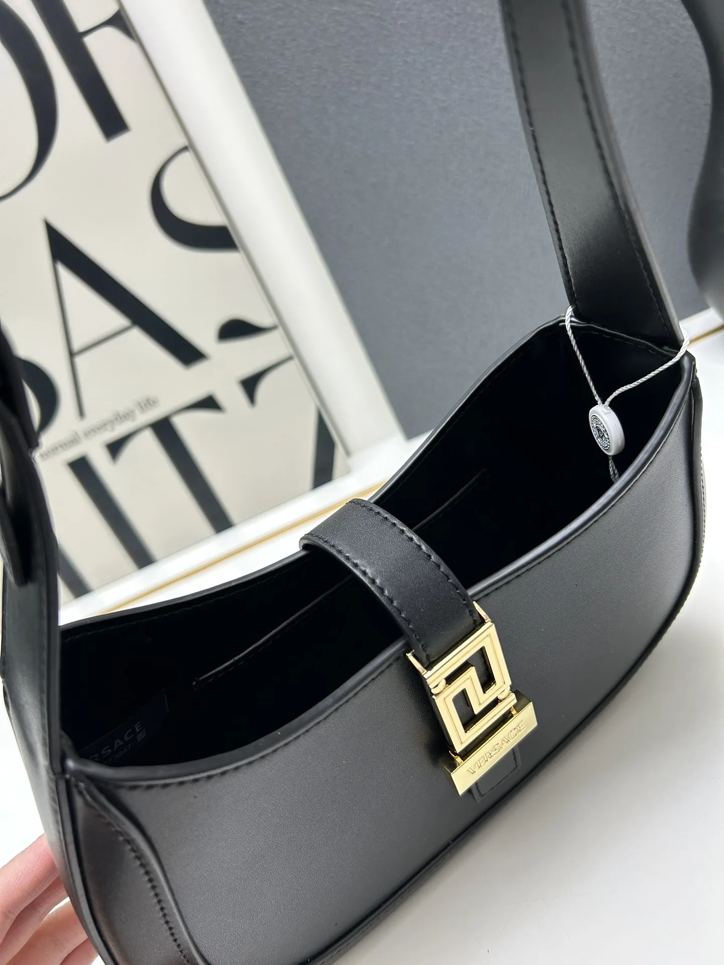 VERSACE 黒 腋下バッグ H03117 新作 - 画像 (9)