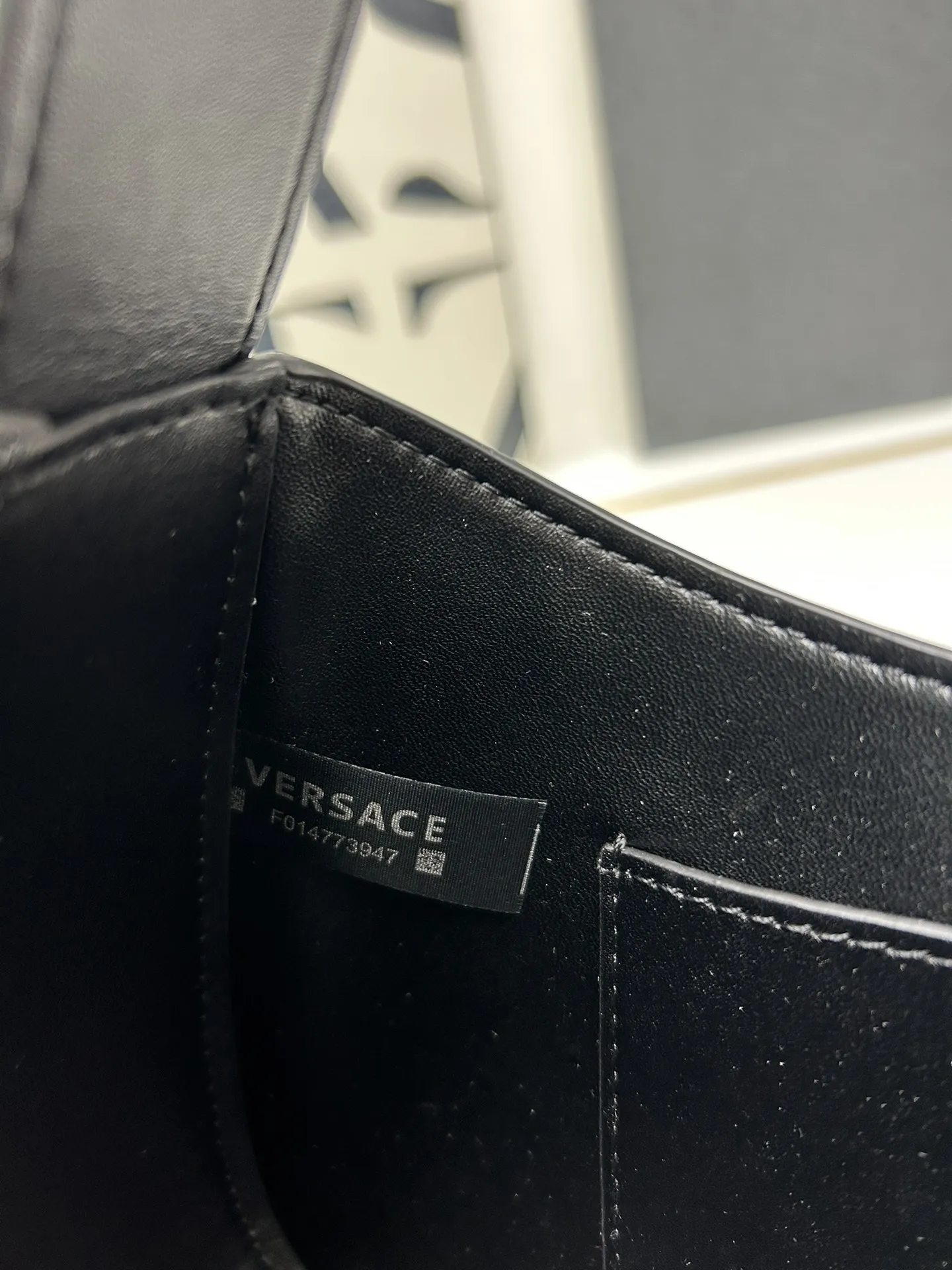 VERSACE 黒 腋下バッグ H03117 新作 - 画像 (11)