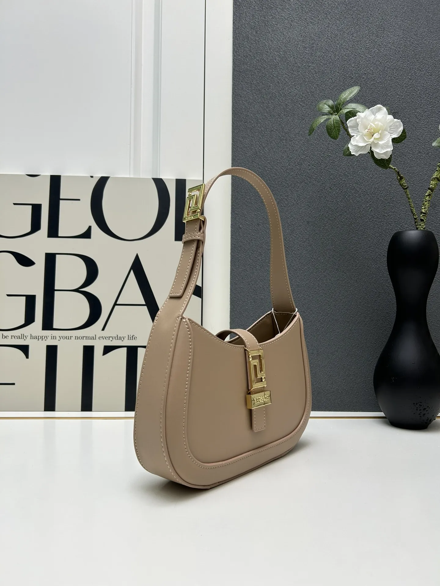 VERSACE 腋下包 ベージュ レザー H03117 - 画像 (4)