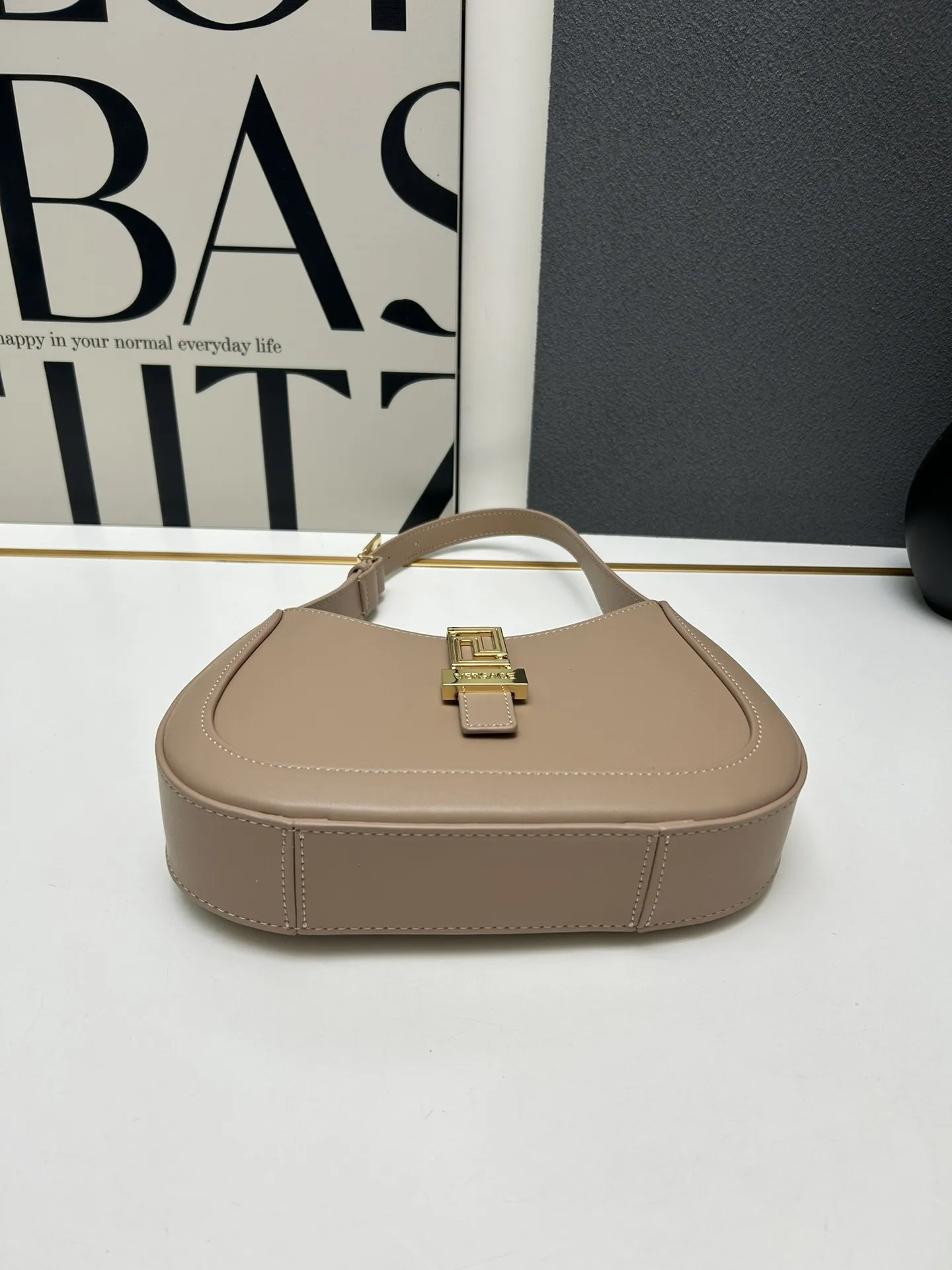 VERSACE 腋下包 ベージュ レザー H03117 - 画像 (5)