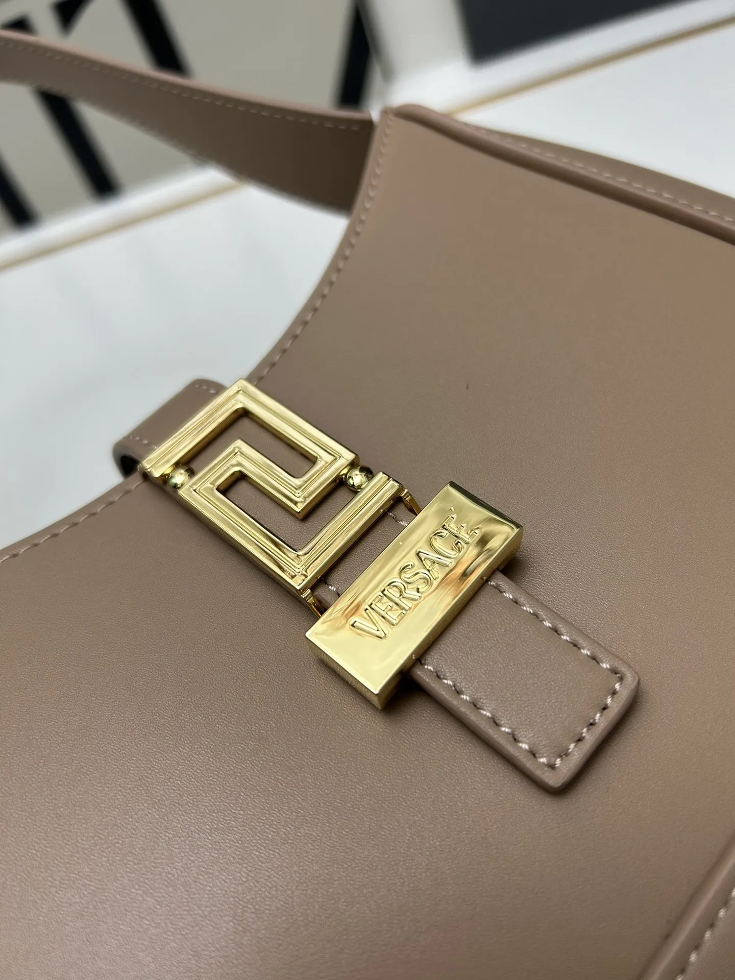 VERSACE 腋下包 ベージュ レザー H03117 - 画像 (6)