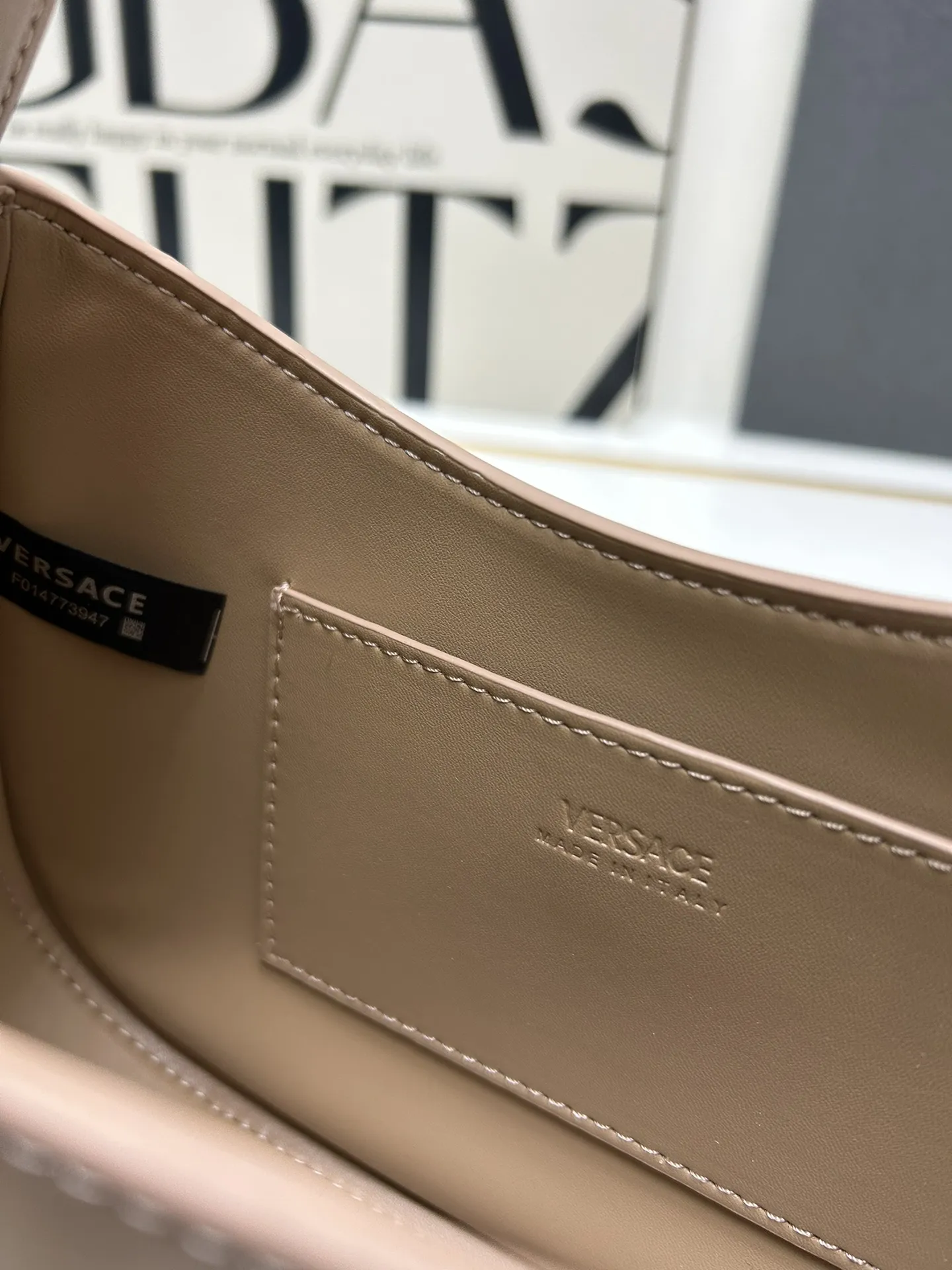 VERSACE 腋下包 ベージュ レザー H03117 - 画像 (10)