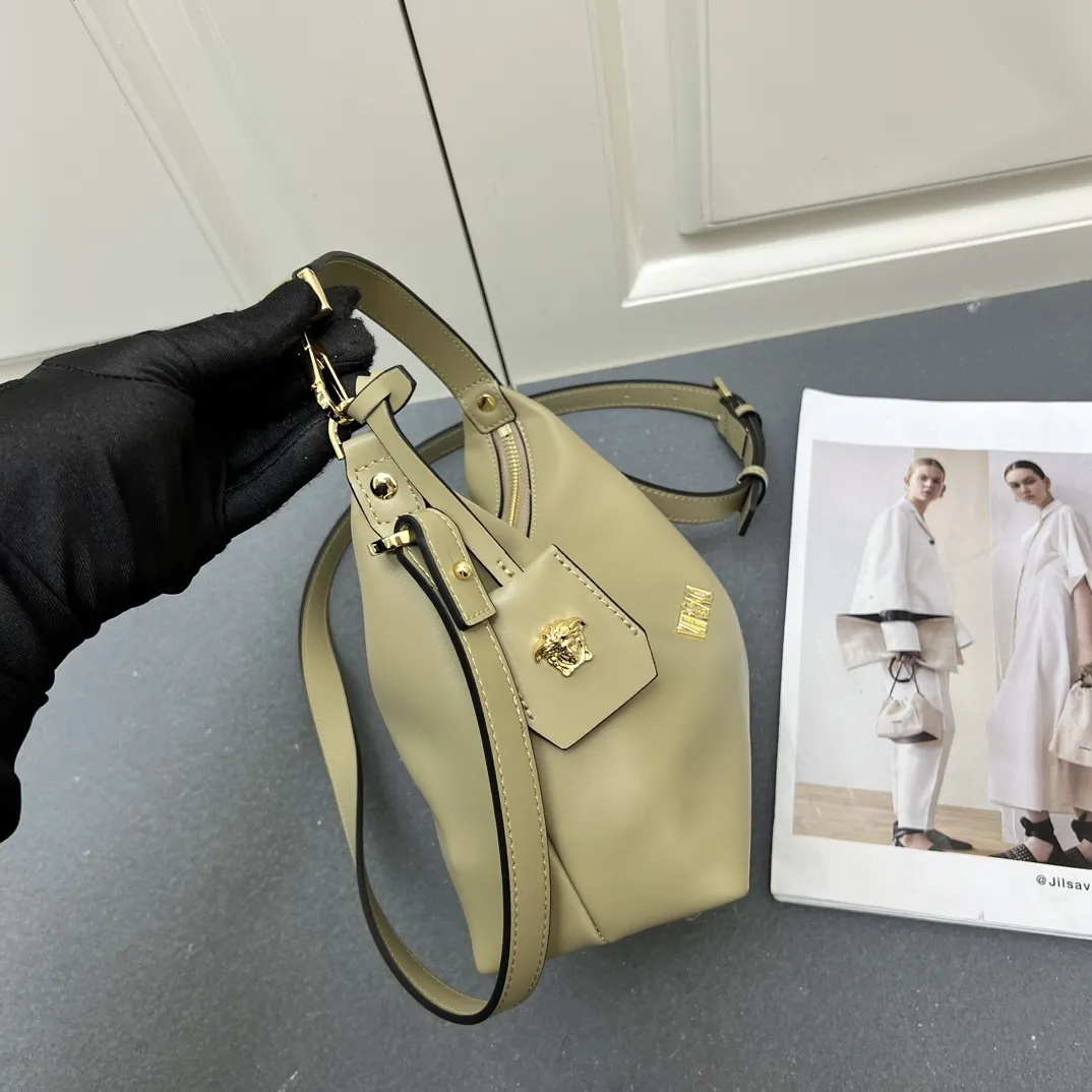 VERSACE オリーブグリーン 新月型バッグ - 画像 (6)