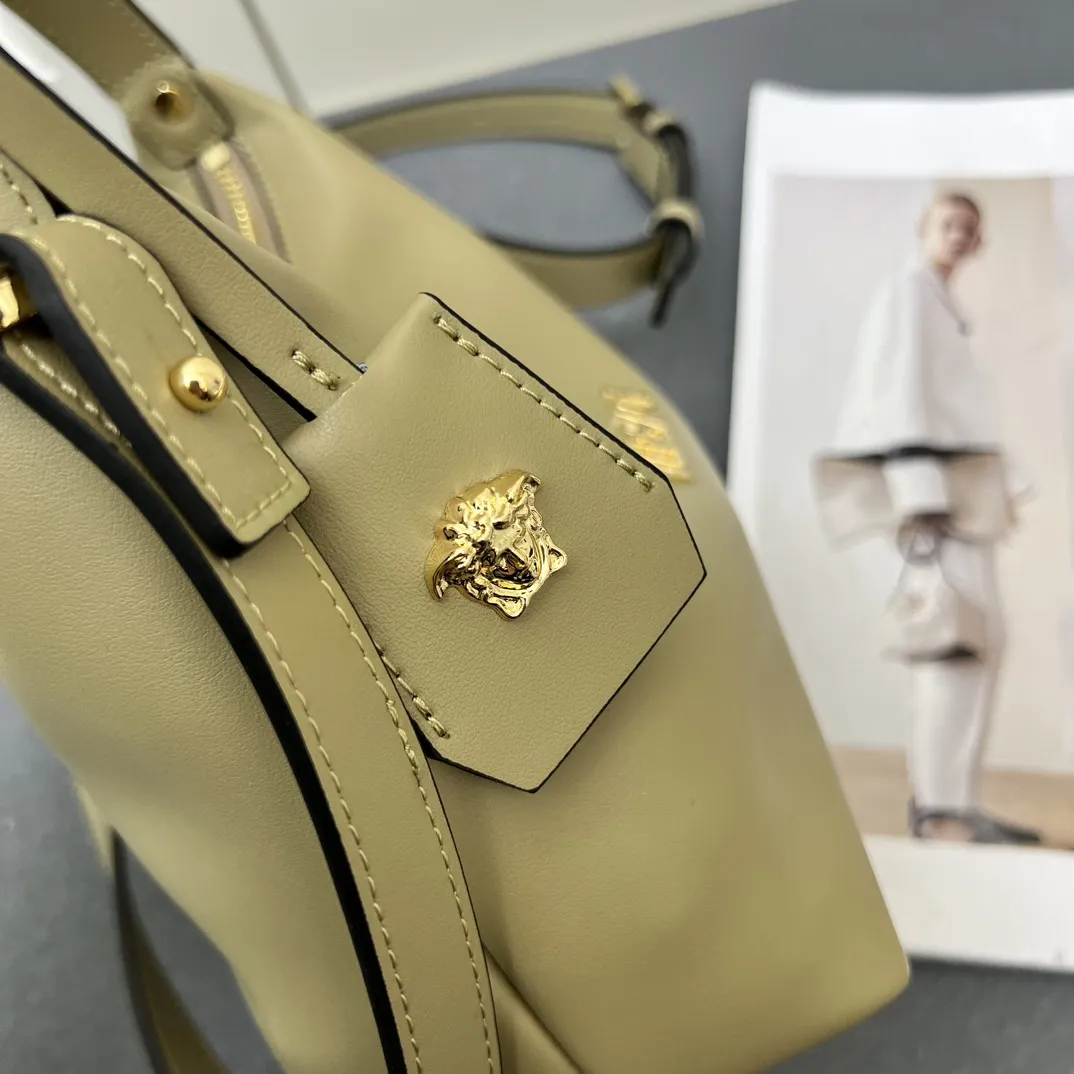 VERSACE オリーブグリーン 新月型バッグ - 画像 (7)