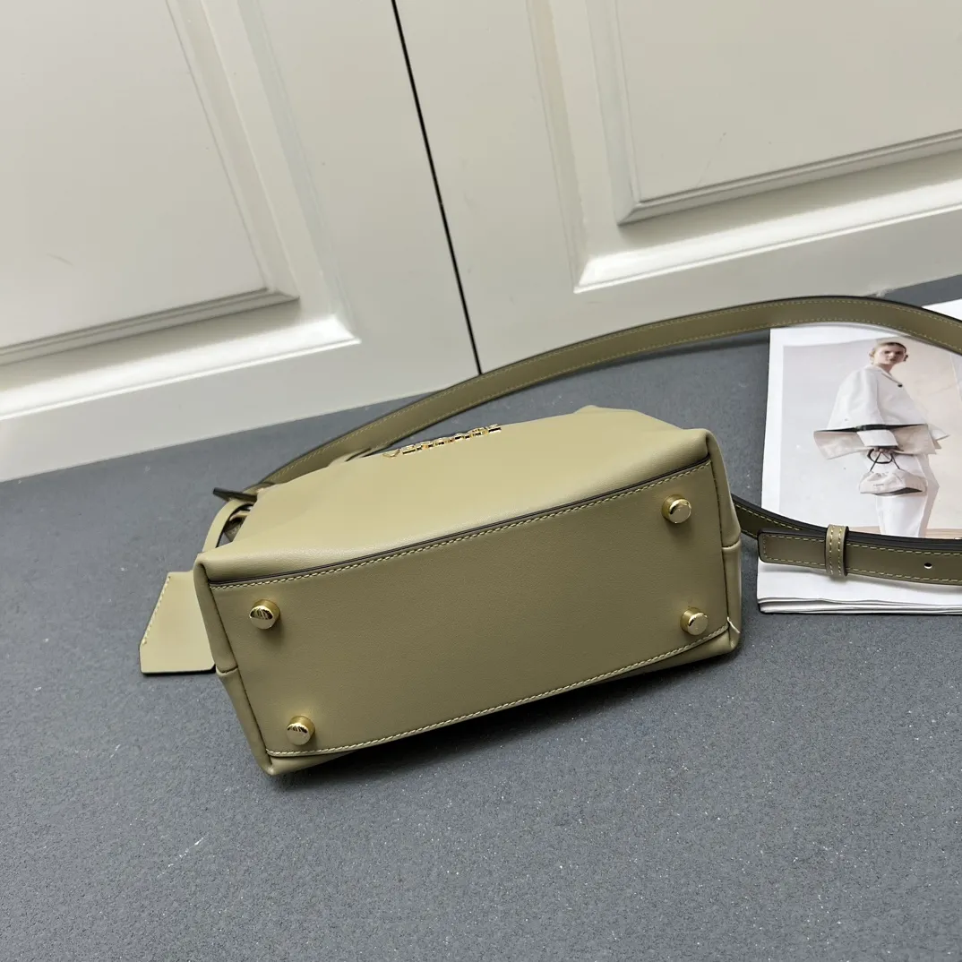 VERSACE オリーブグリーン 新月型バッグ - 画像 (8)