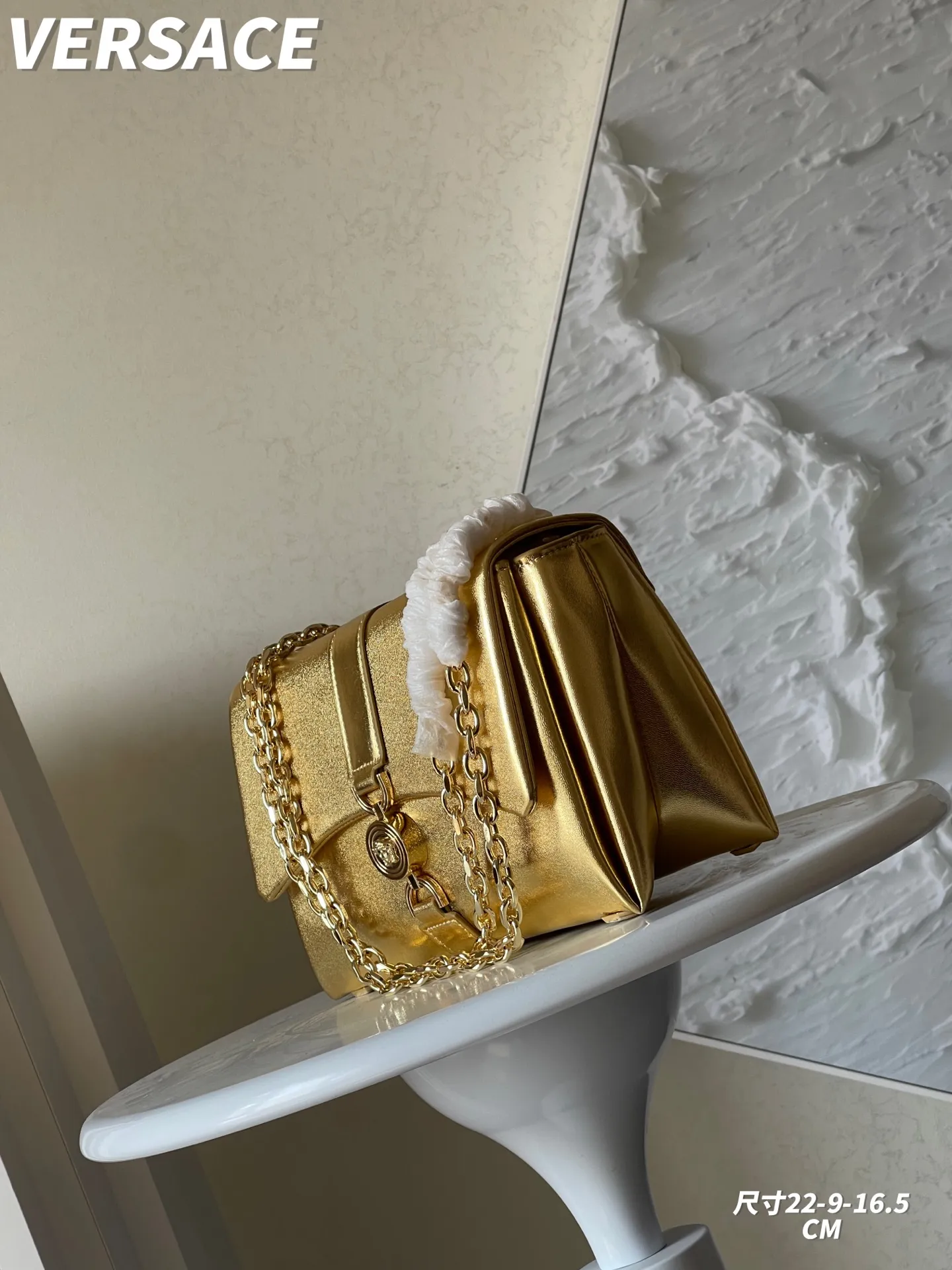 Versace ゴールド カラーの大胆なプリントバッグ - 画像 (3)