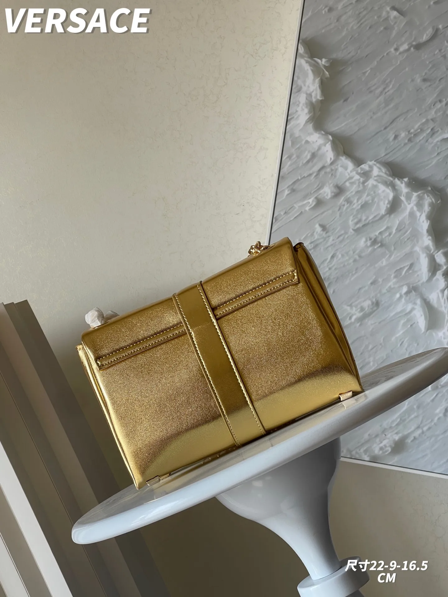 Versace ゴールド カラーの大胆なプリントバッグ - 画像 (4)