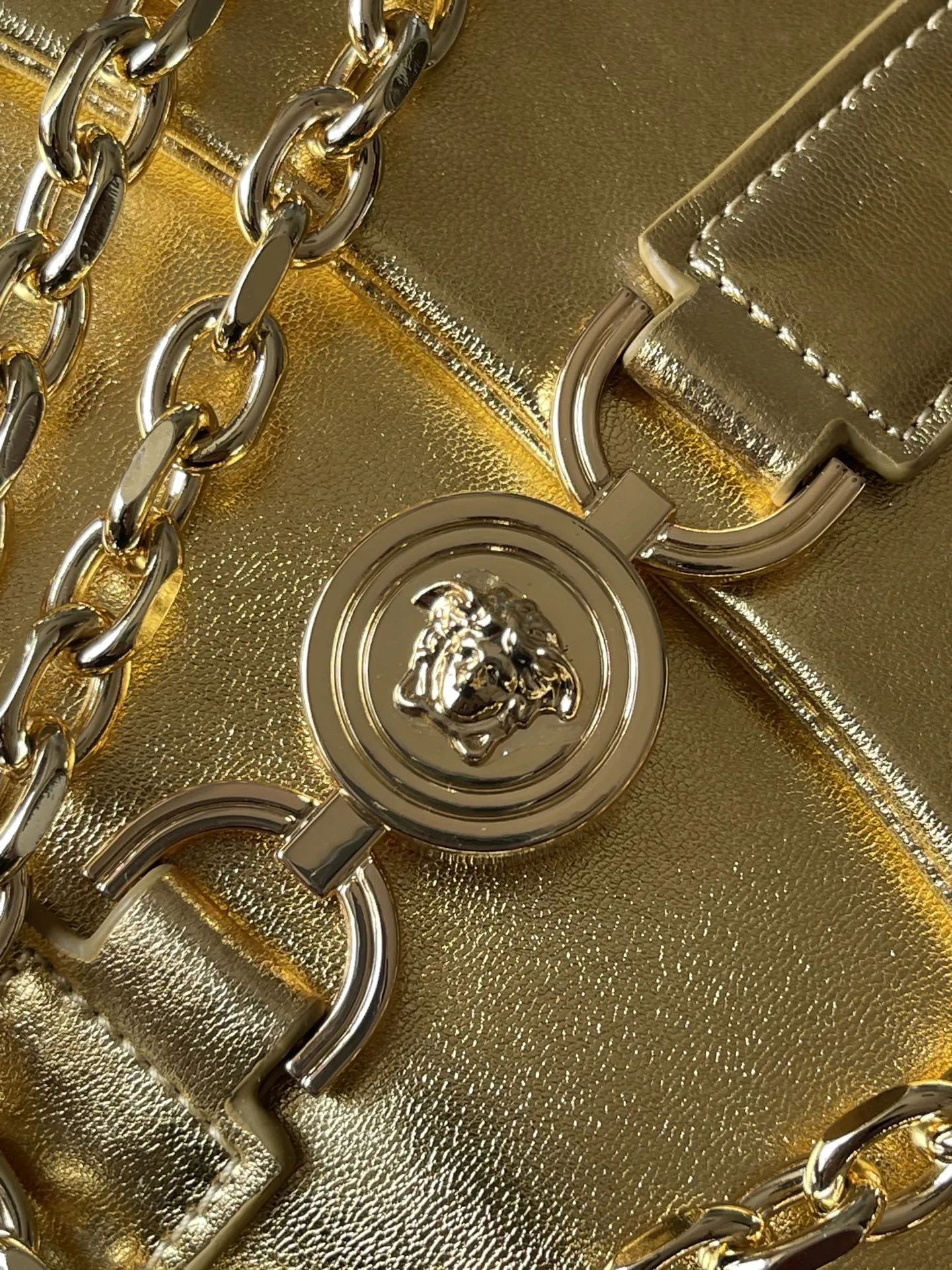 Versace ゴールド カラーの大胆なプリントバッグ - 画像 (5)