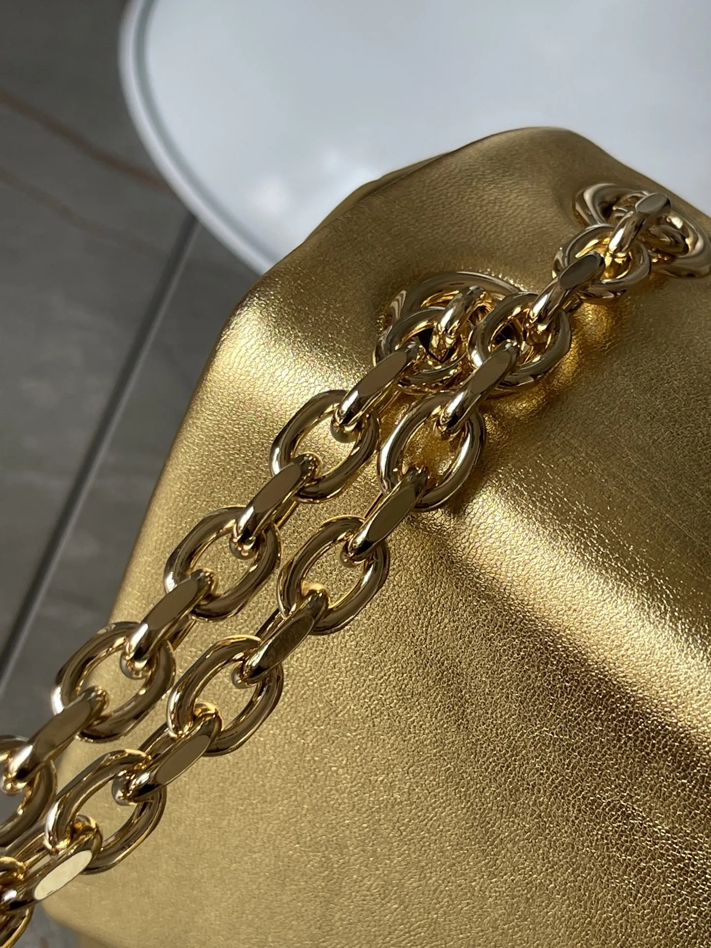 Versace ゴールド カラーの大胆なプリントバッグ - 画像 (6)