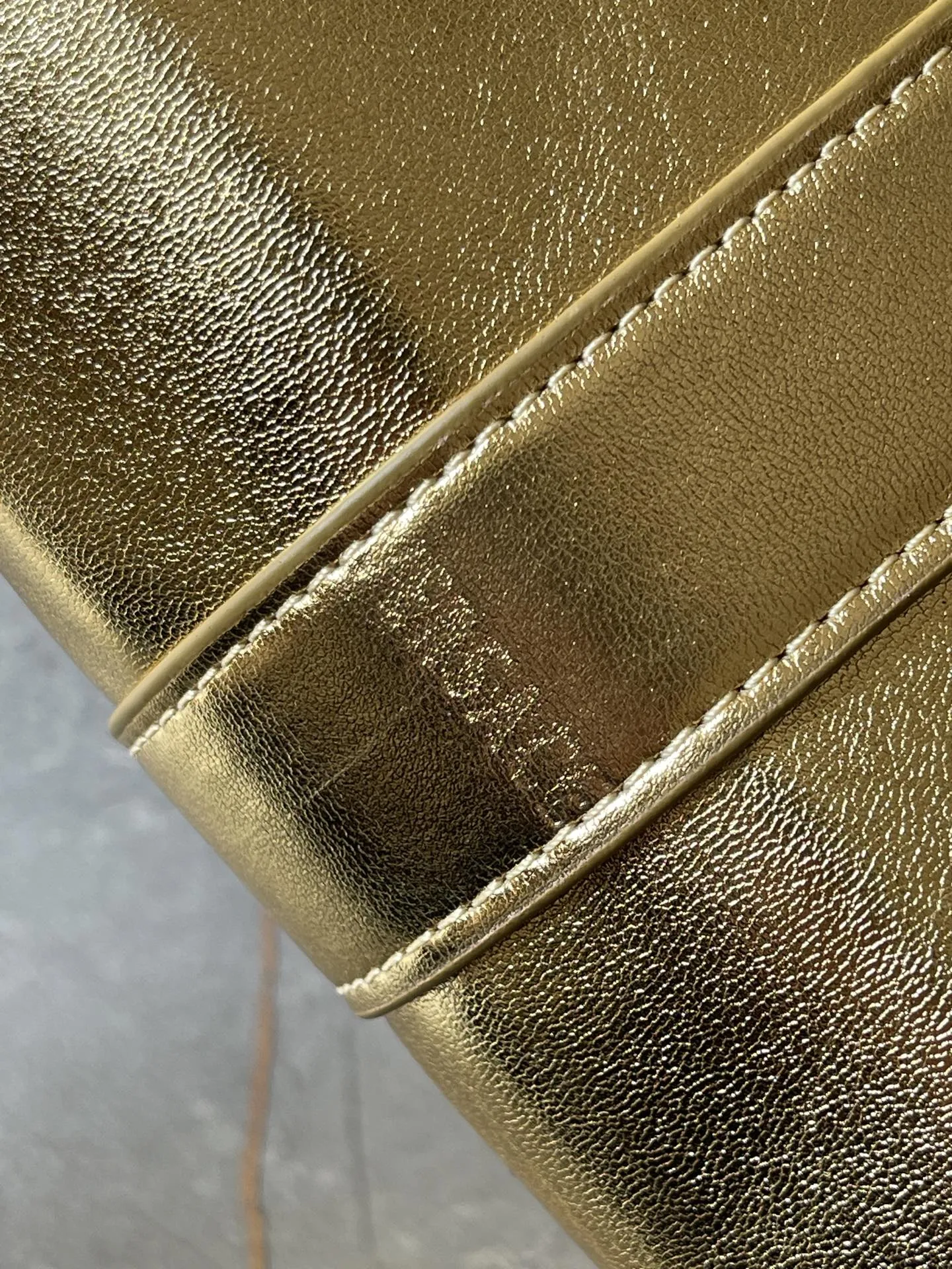 Versace ゴールド カラーの大胆なプリントバッグ - 画像 (7)