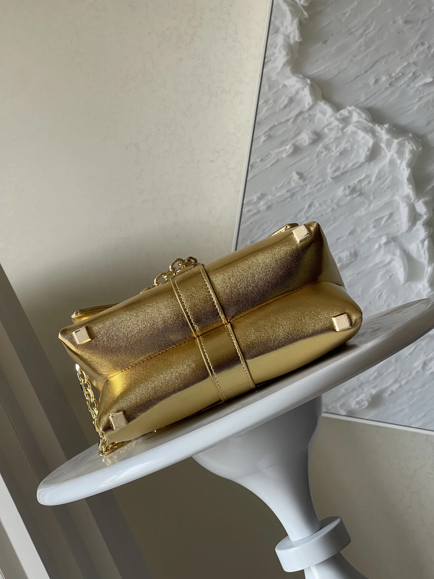 Versace ゴールド カラーの大胆なプリントバッグ - 画像 (8)