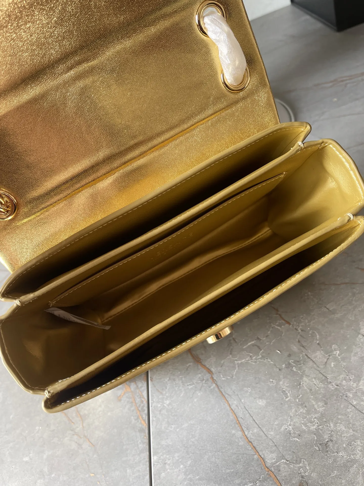 Versace ゴールド カラーの大胆なプリントバッグ - 画像 (9)