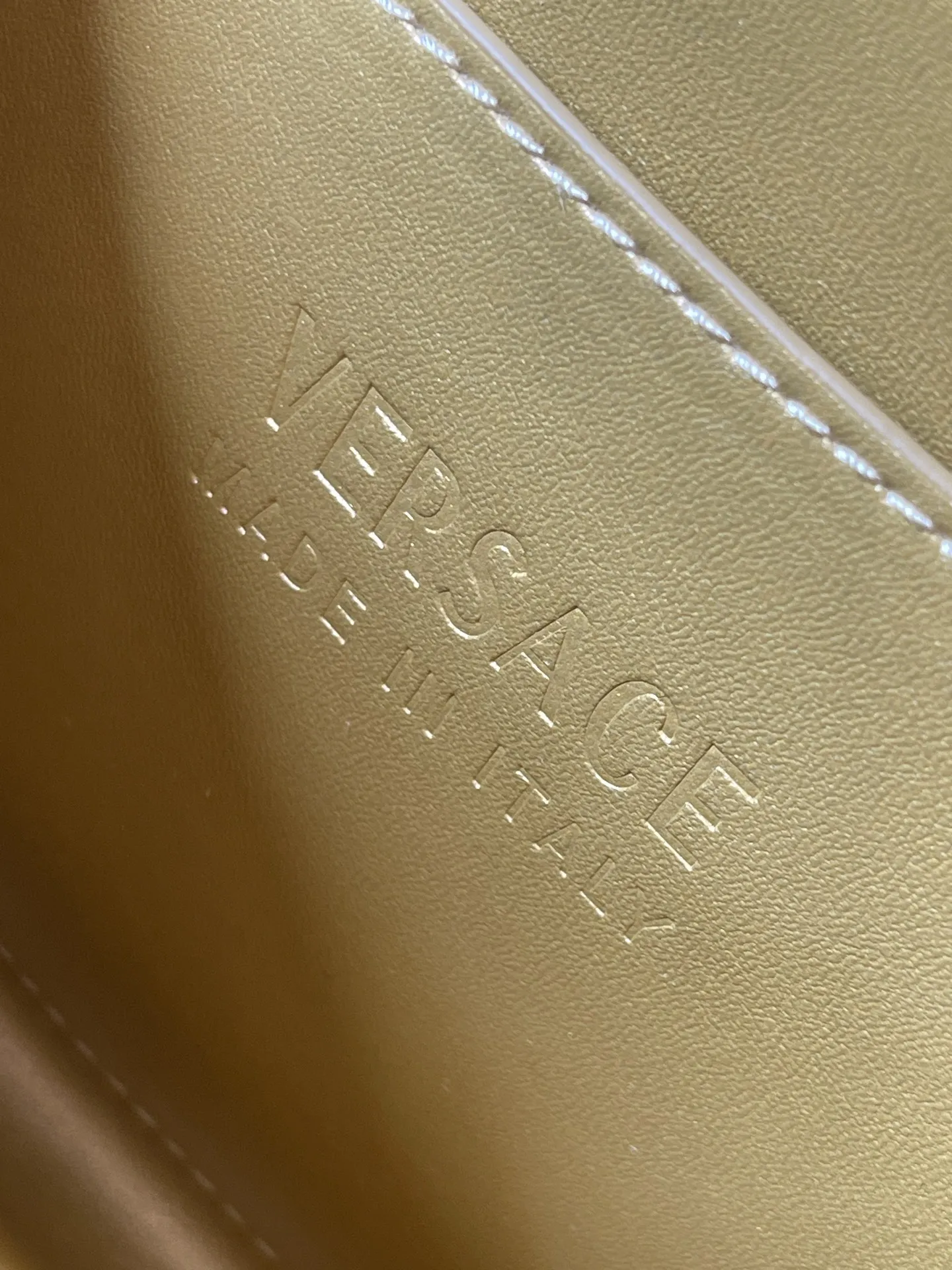 Versace ゴールド カラーの大胆なプリントバッグ - 画像 (10)