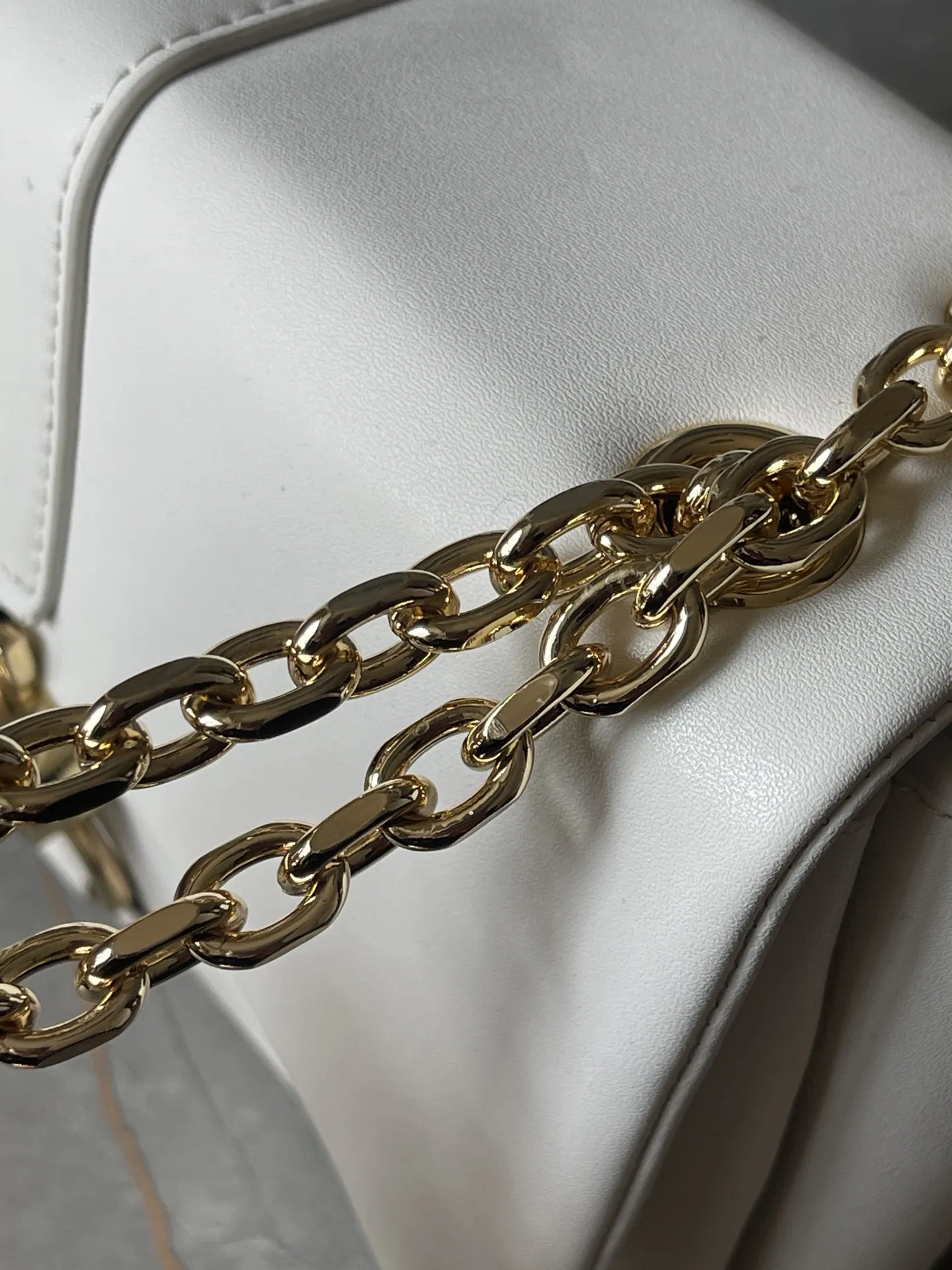 Versace 25秋冬新品ゴールド単間女包大胆プリント - 画像 (6)