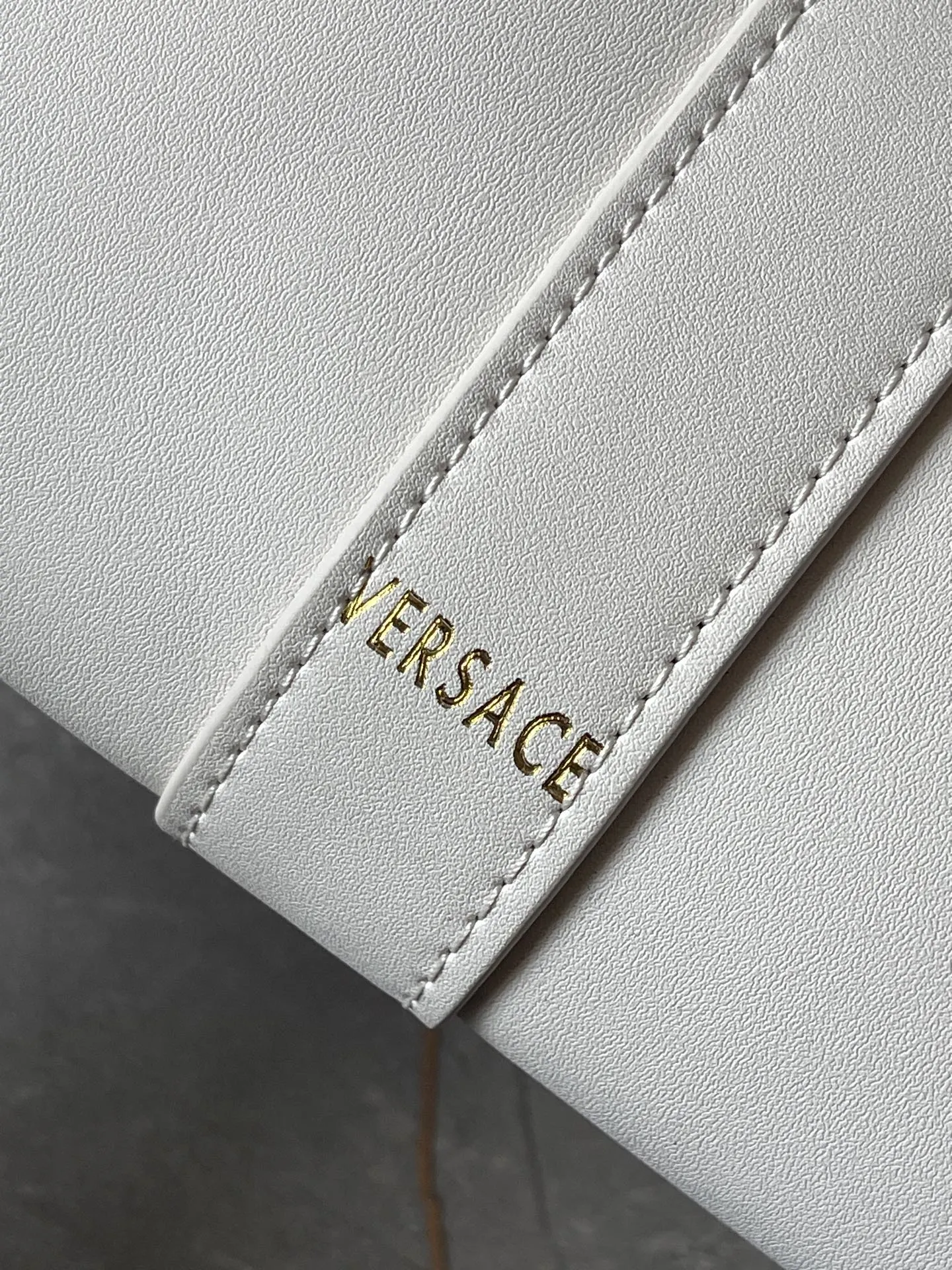 Versace 25秋冬新品ゴールド単間女包大胆プリント - 画像 (7)