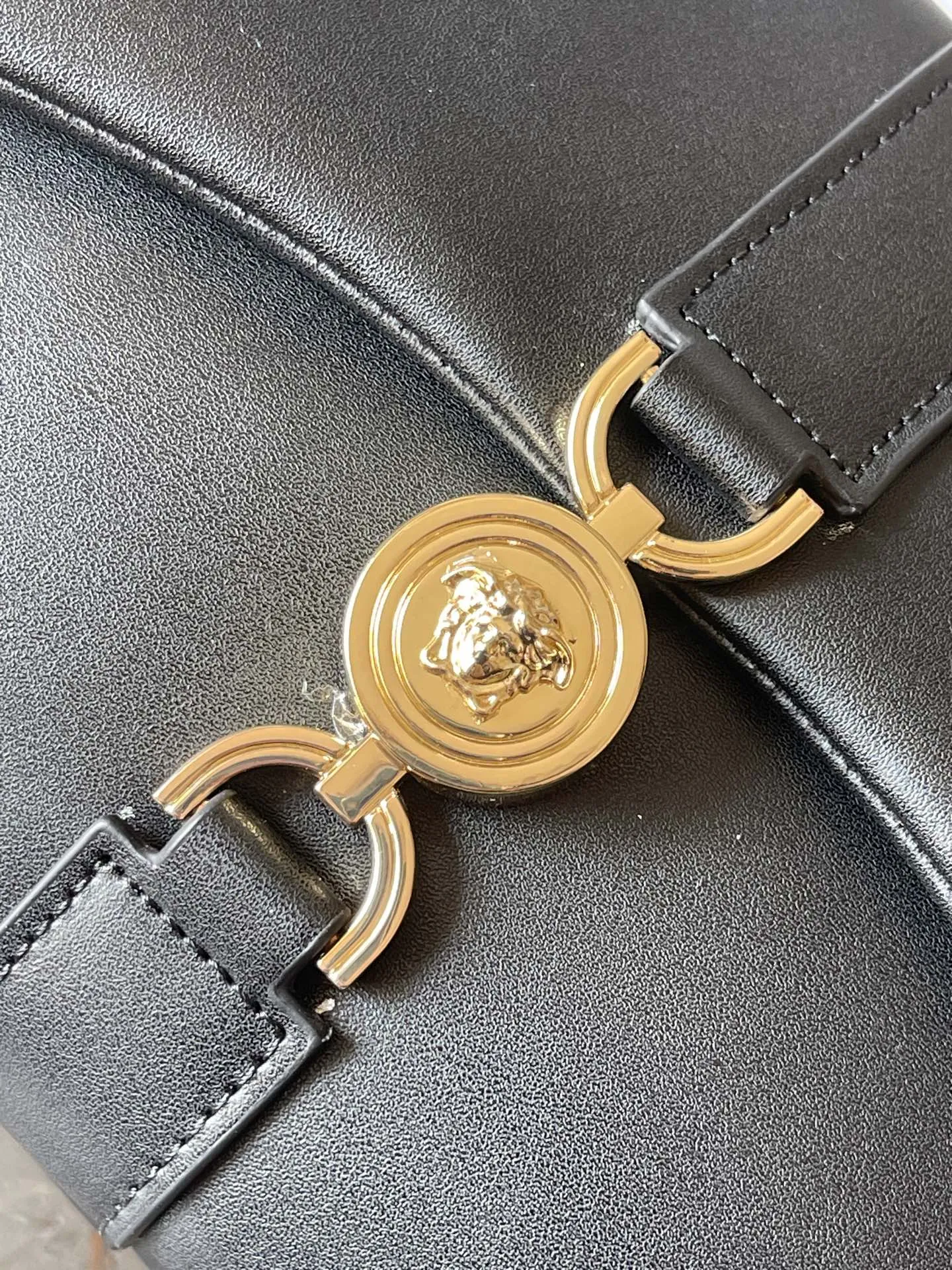 VERSACE 黒 大胆プリント シングルバッグ - 画像 (5)