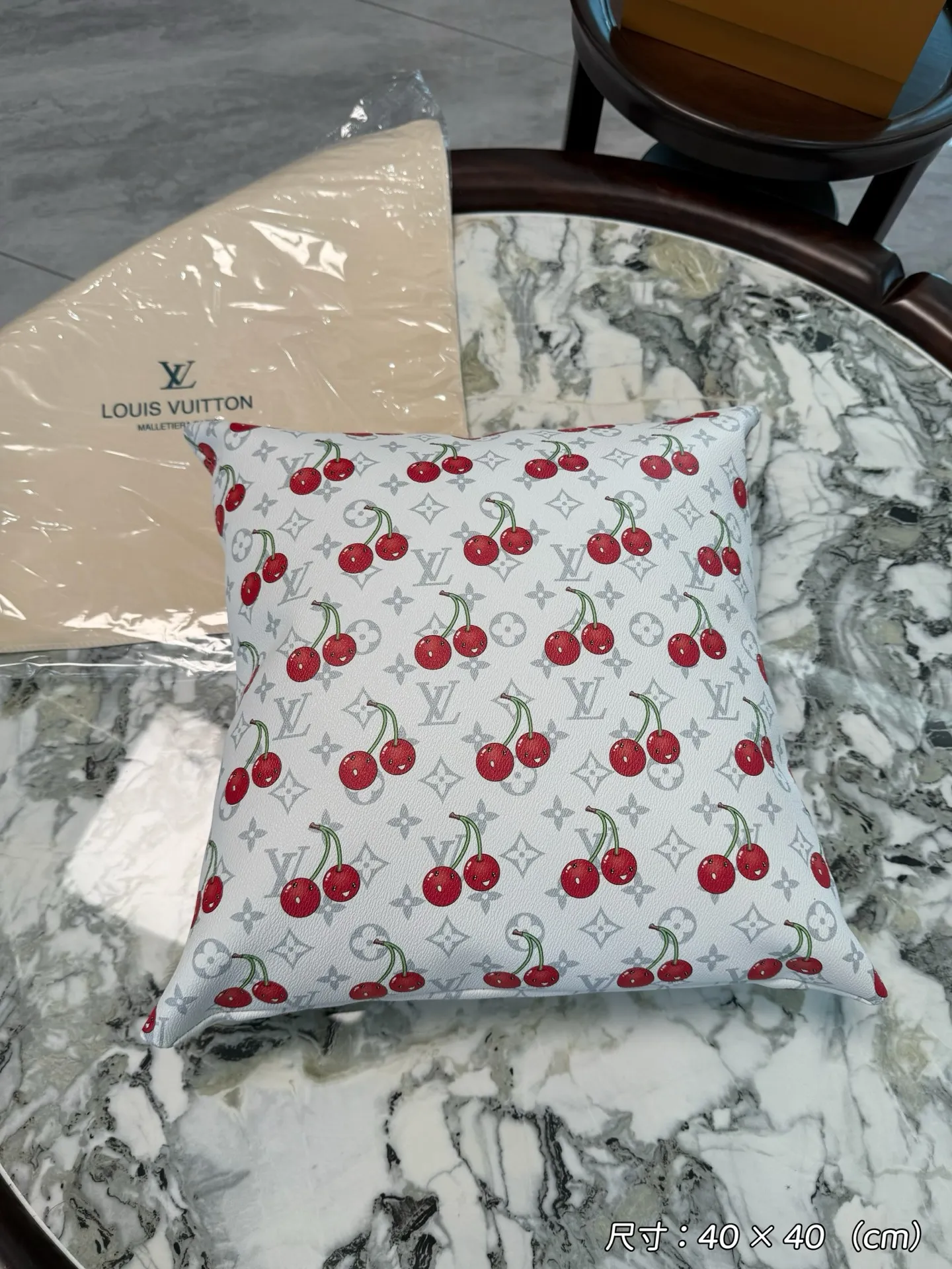 Louis Vuitton 限定版白桜桃柄クッション - 画像 (3)