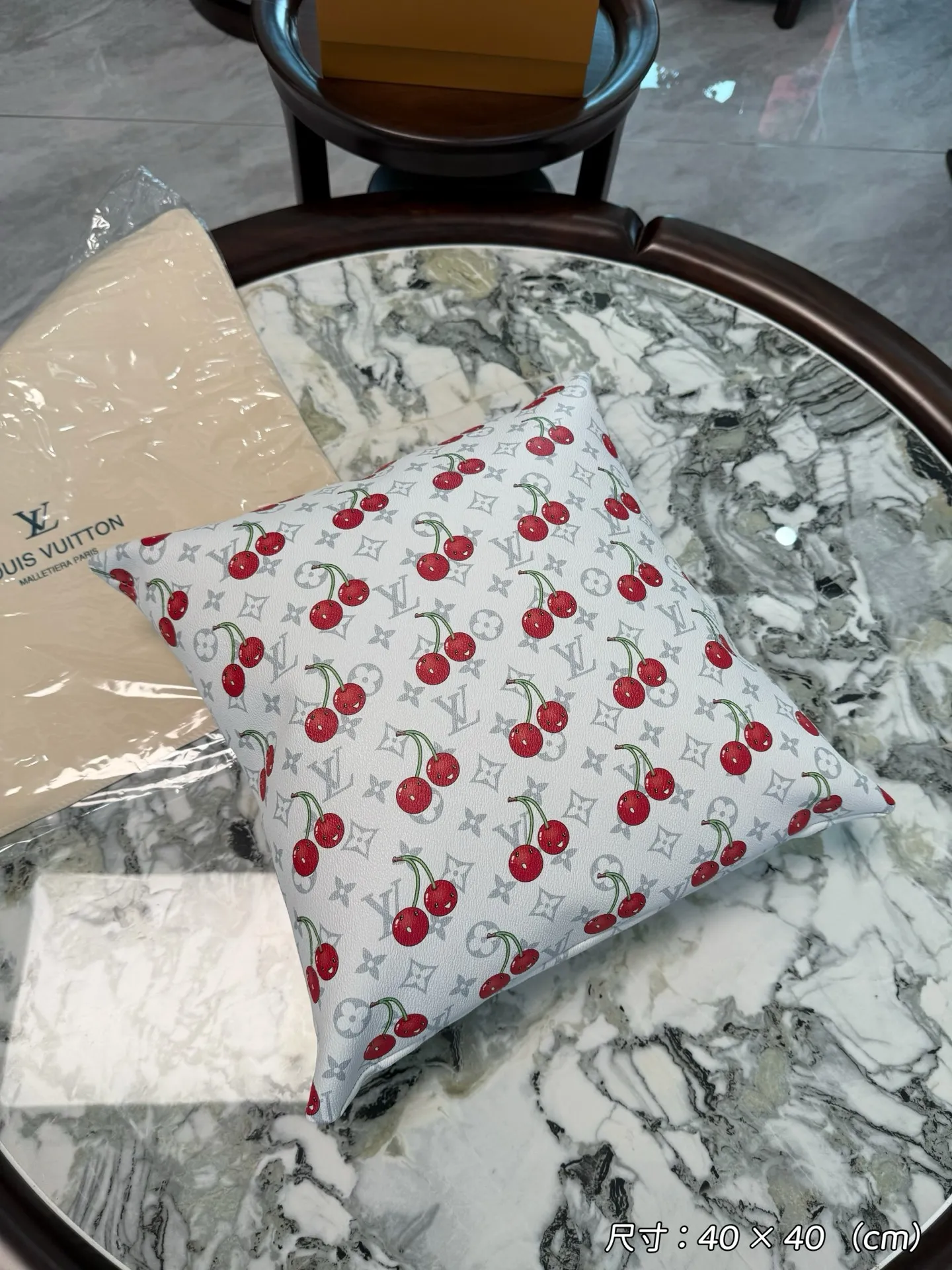 Louis Vuitton 限定版白桜桃柄クッション - 画像 (4)