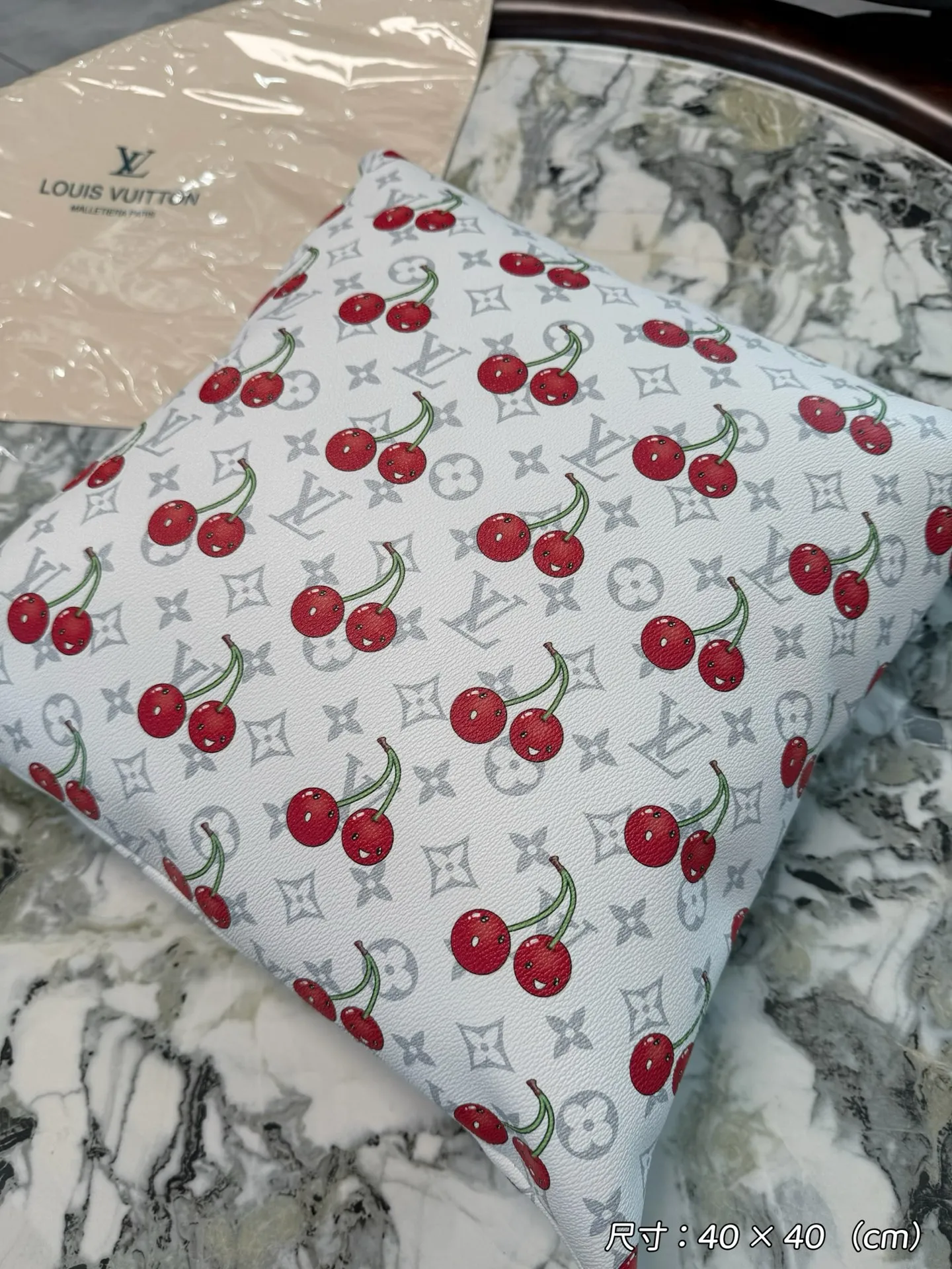 Louis Vuitton 限定版白桜桃柄クッション - 画像 (5)