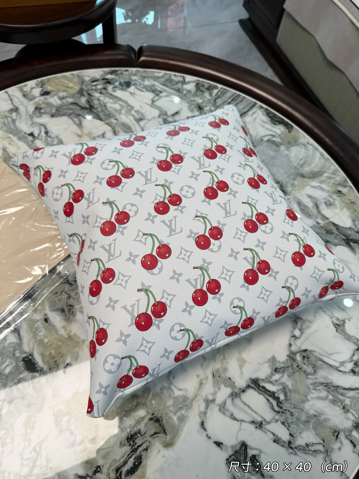 Louis Vuitton 限定版白桜桃柄クッション - 画像 (6)