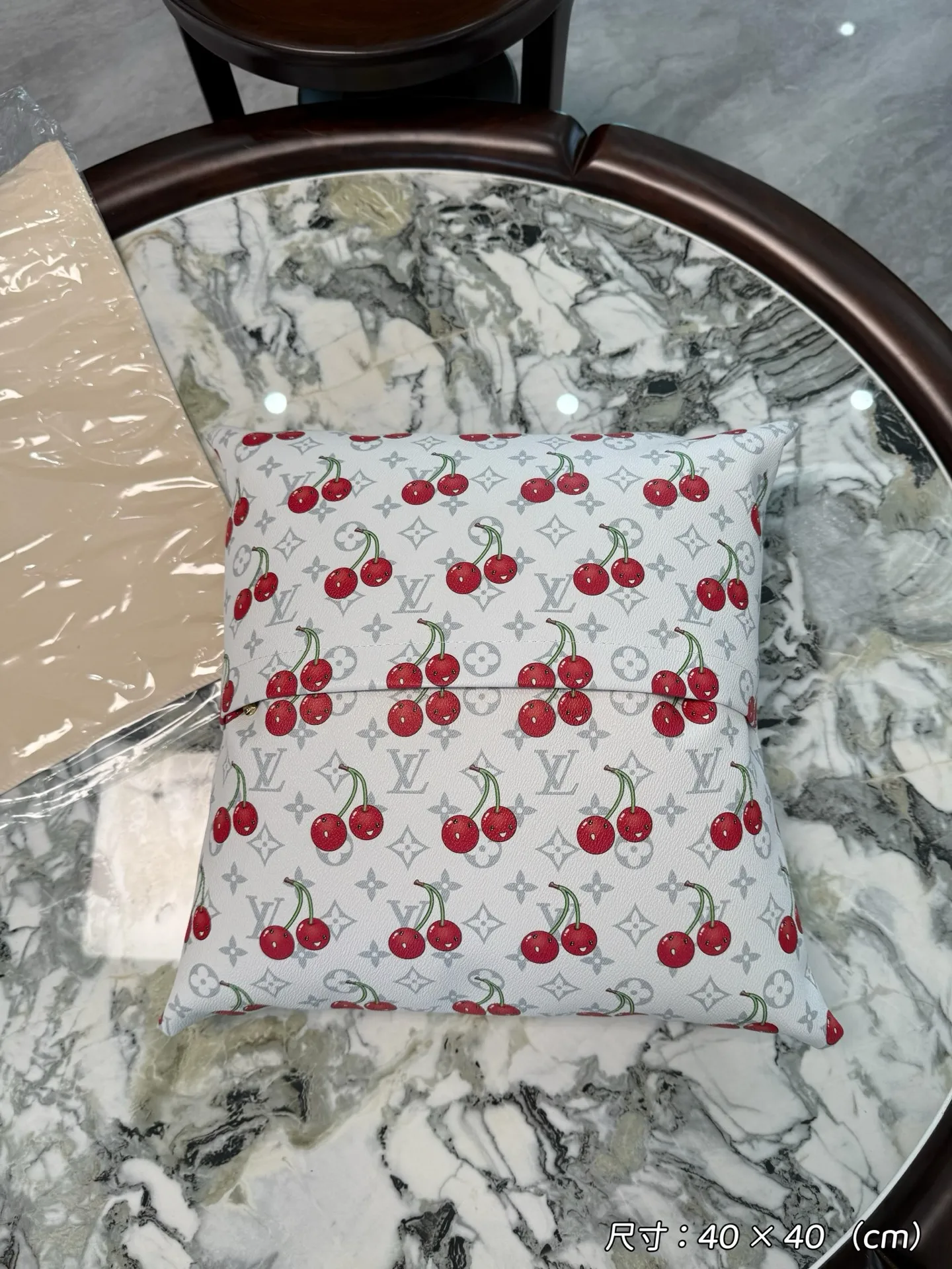 Louis Vuitton 限定版白桜桃柄クッション - 画像 (7)