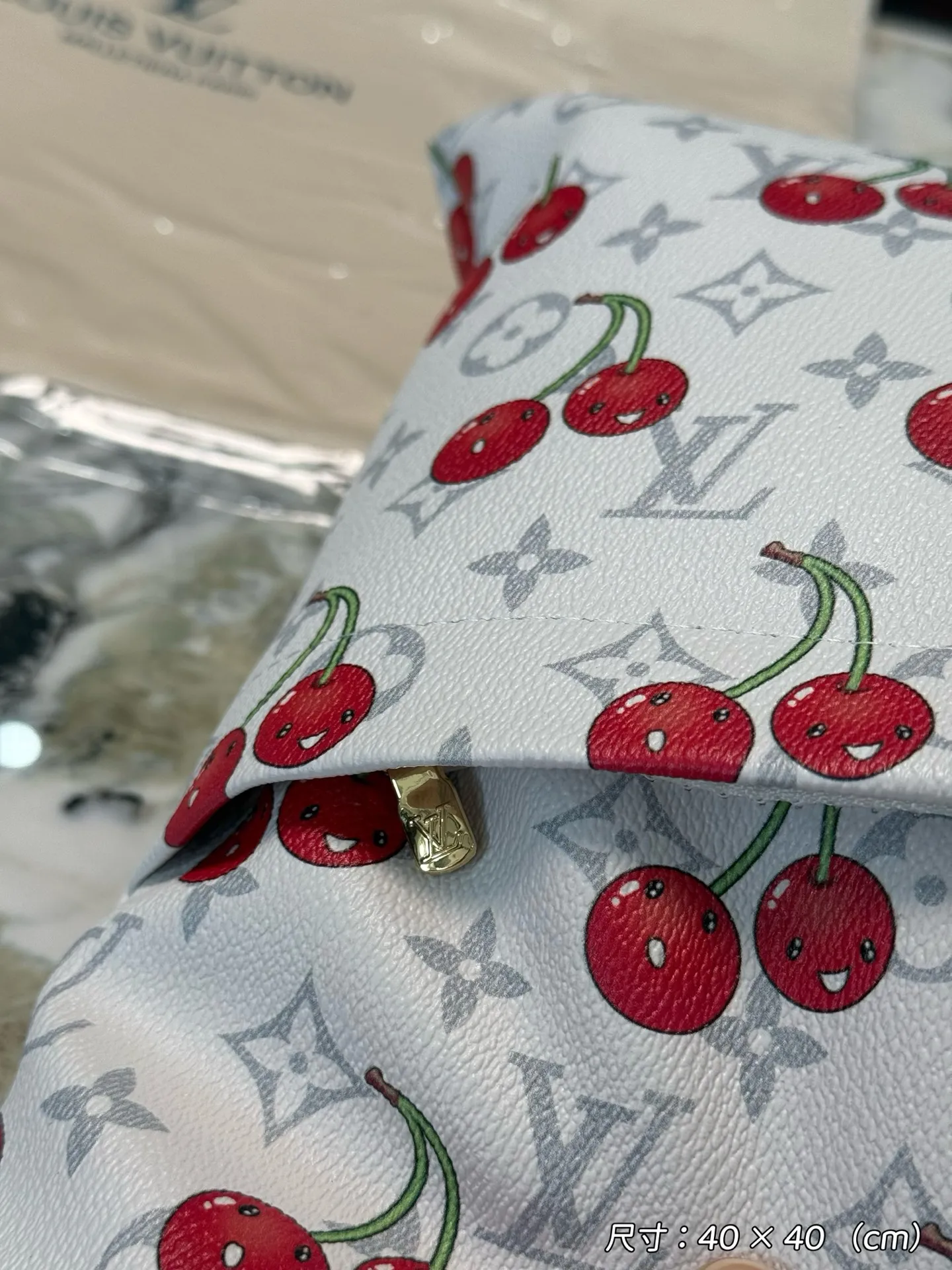 Louis Vuitton 限定版白桜桃柄クッション - 画像 (9)