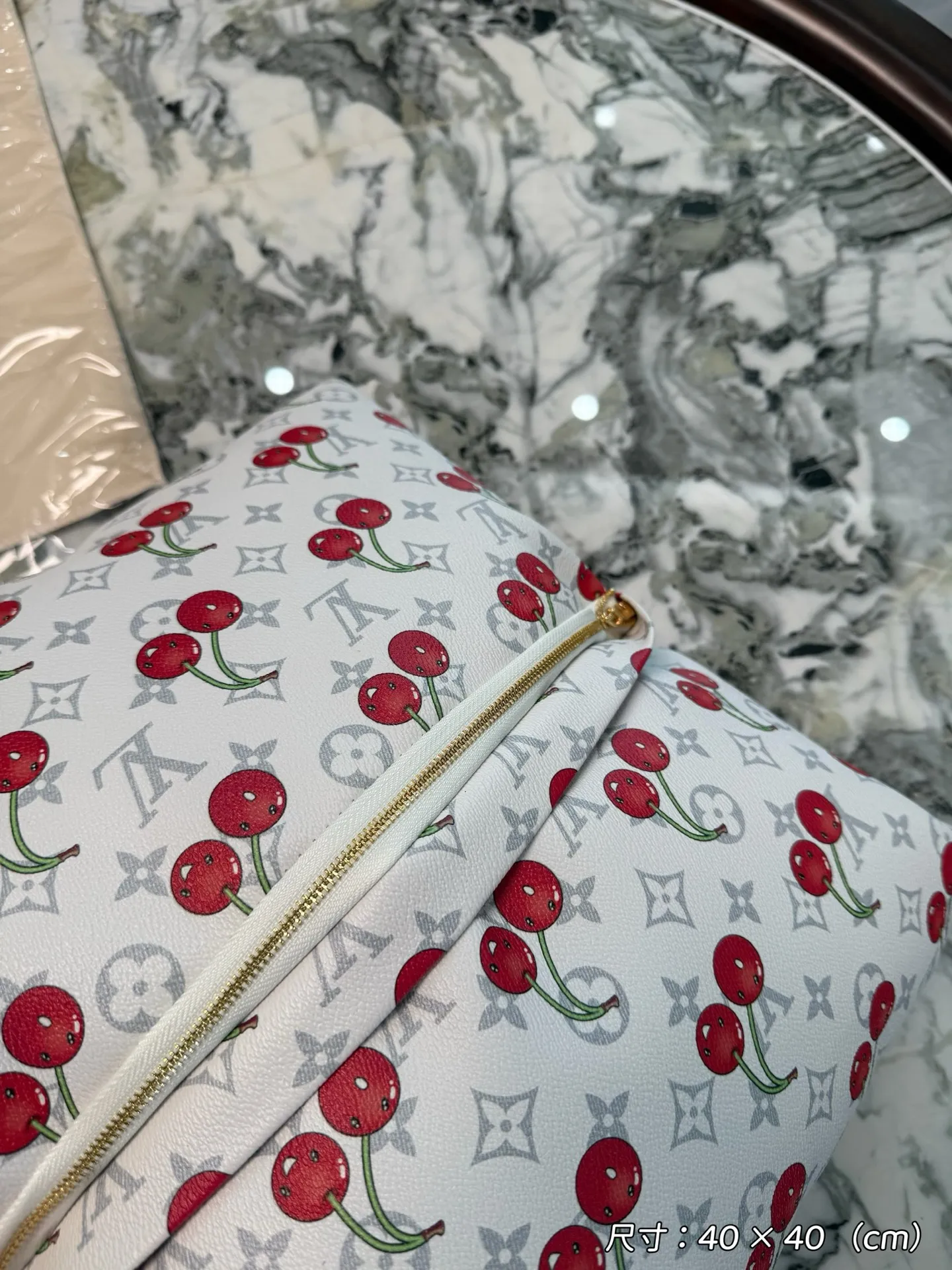 Louis Vuitton 限定版白桜桃柄クッション - 画像 (10)
