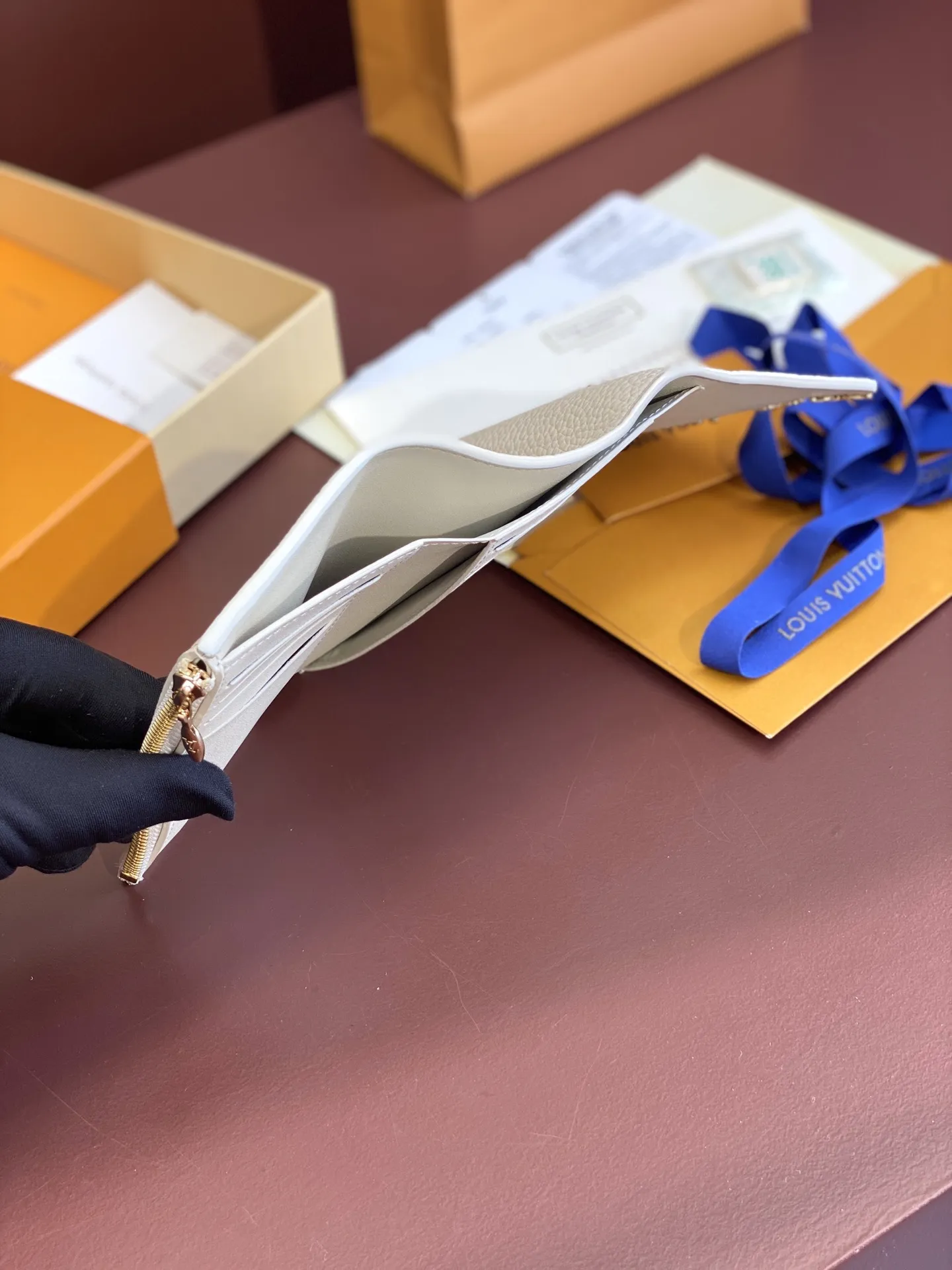 ルイ・ヴィトン カプシーヌ コンパクトウォレット ホワイト - 画像 (6)