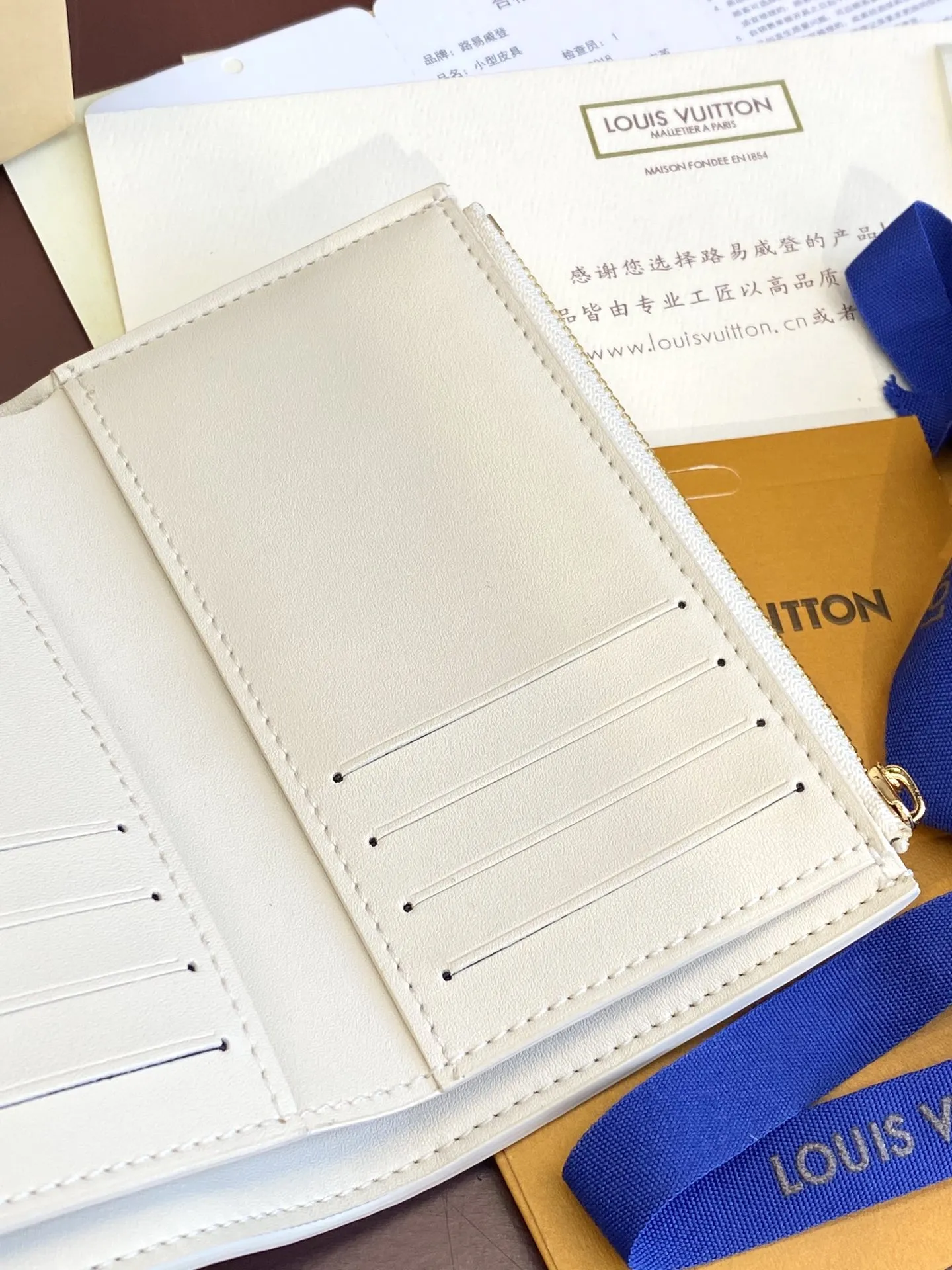 ルイ・ヴィトン カプシーヌ コンパクトウォレット ホワイト - 画像 (8)