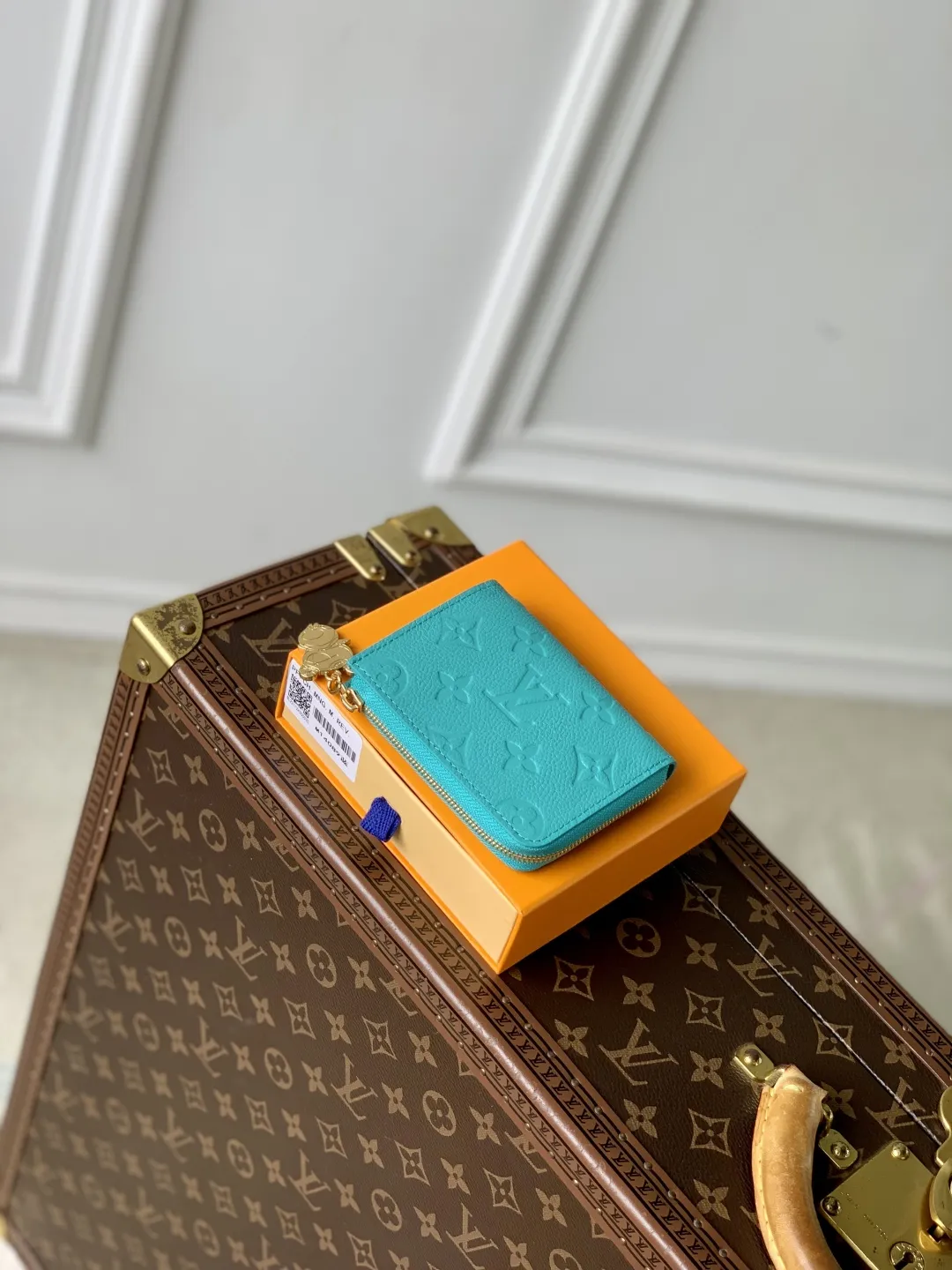 ルイ・モノグラム LVxTM コンパクトウォレット ブルーレザー - 画像 (4)