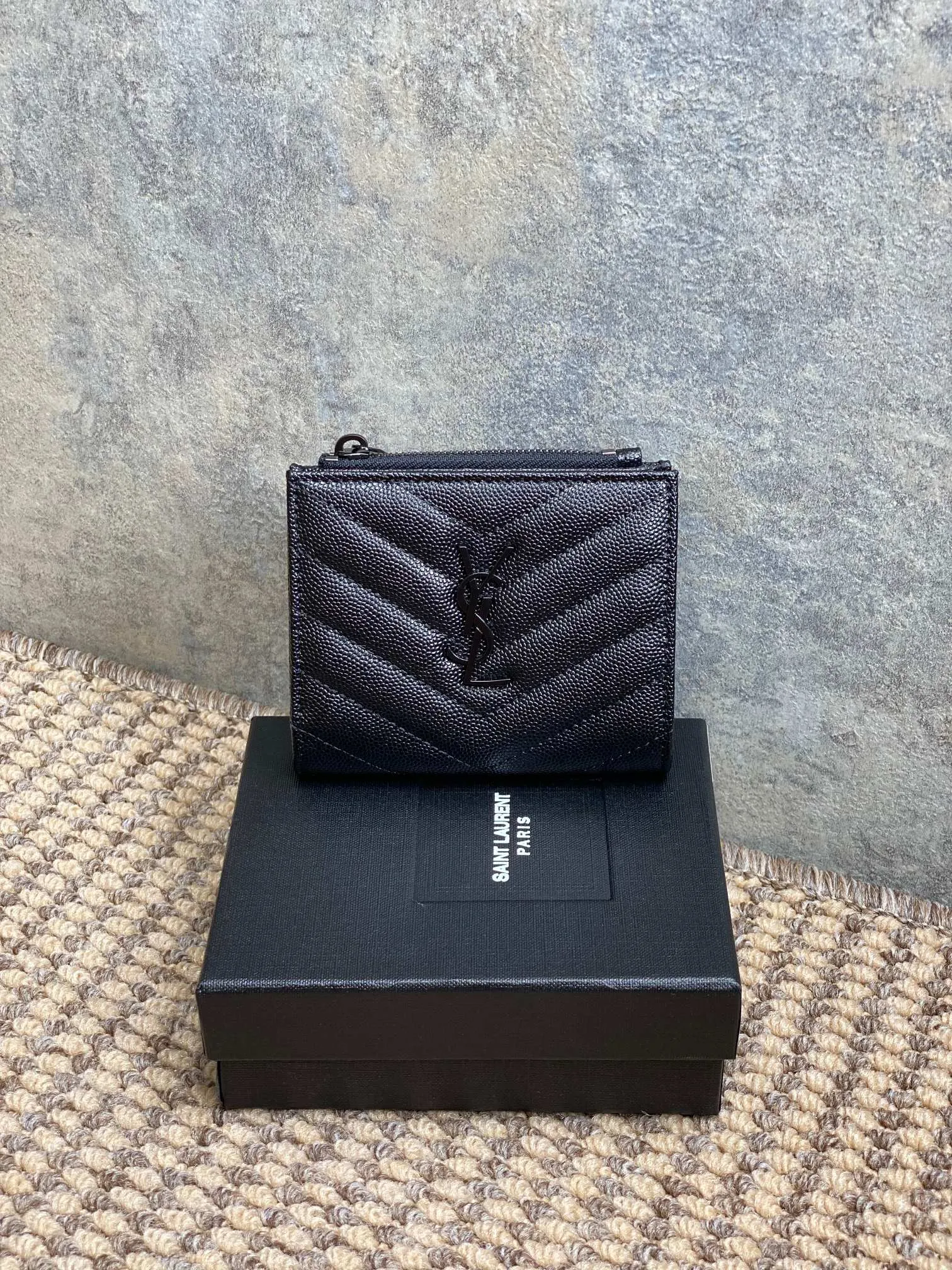 YSL モノグラム スモール ジップウォレット ブラックレザー