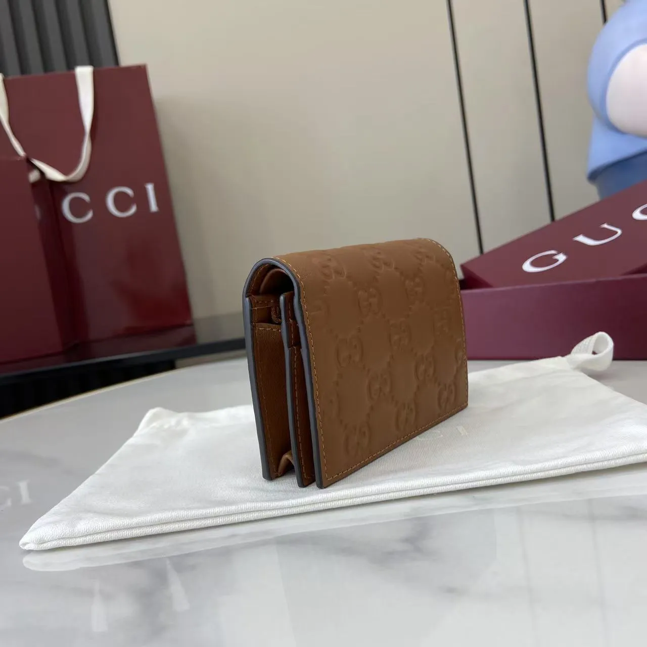 グッチ GGエンブレム スモールウォレット ブラウン エンボス加工 - 画像 (3)