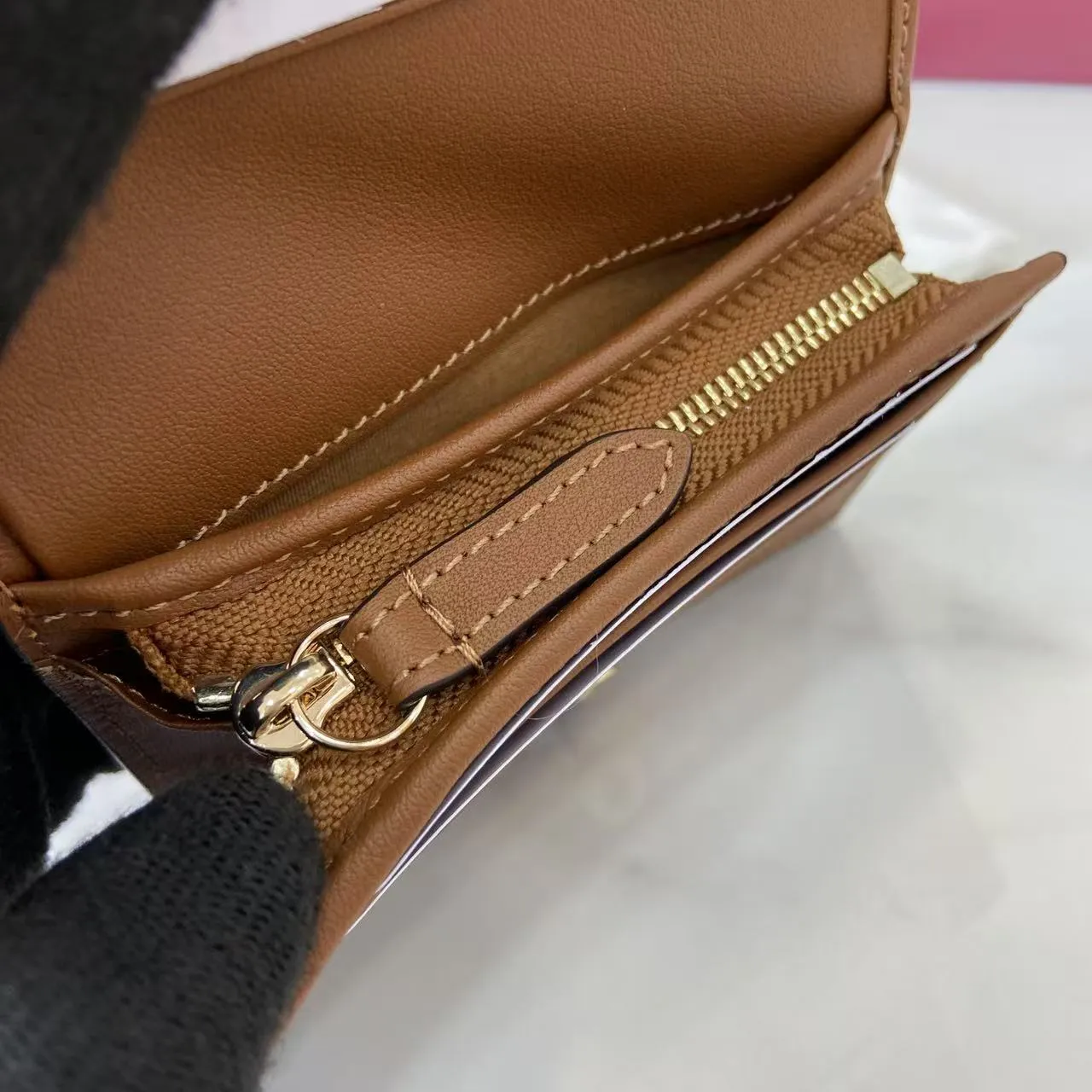 グッチ GGエンブレム スモールウォレット ブラウン エンボス加工 - 画像 (13)