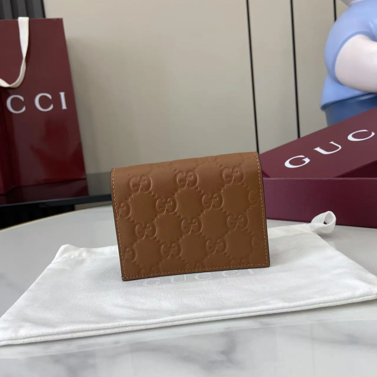 グッチ GGエンブレム スモールウォレット ブラウン エンボス加工 - 画像 (4)