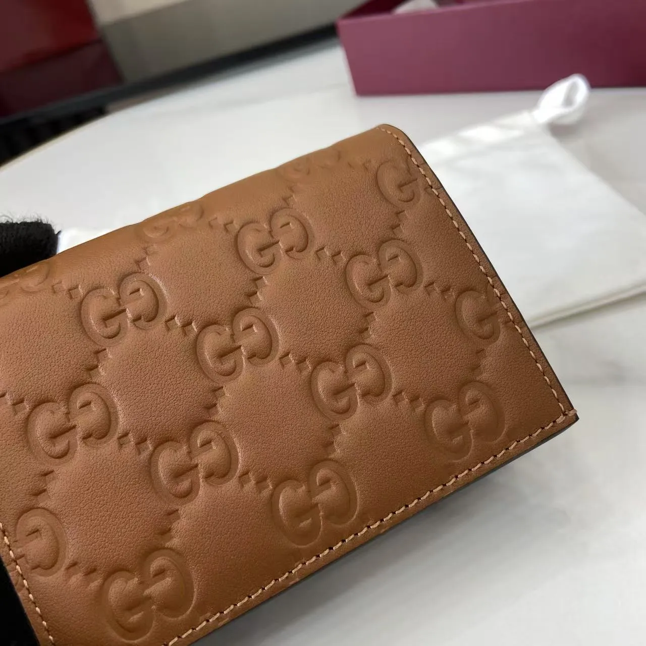 グッチ GGエンブレム スモールウォレット ブラウン エンボス加工 - 画像 (6)