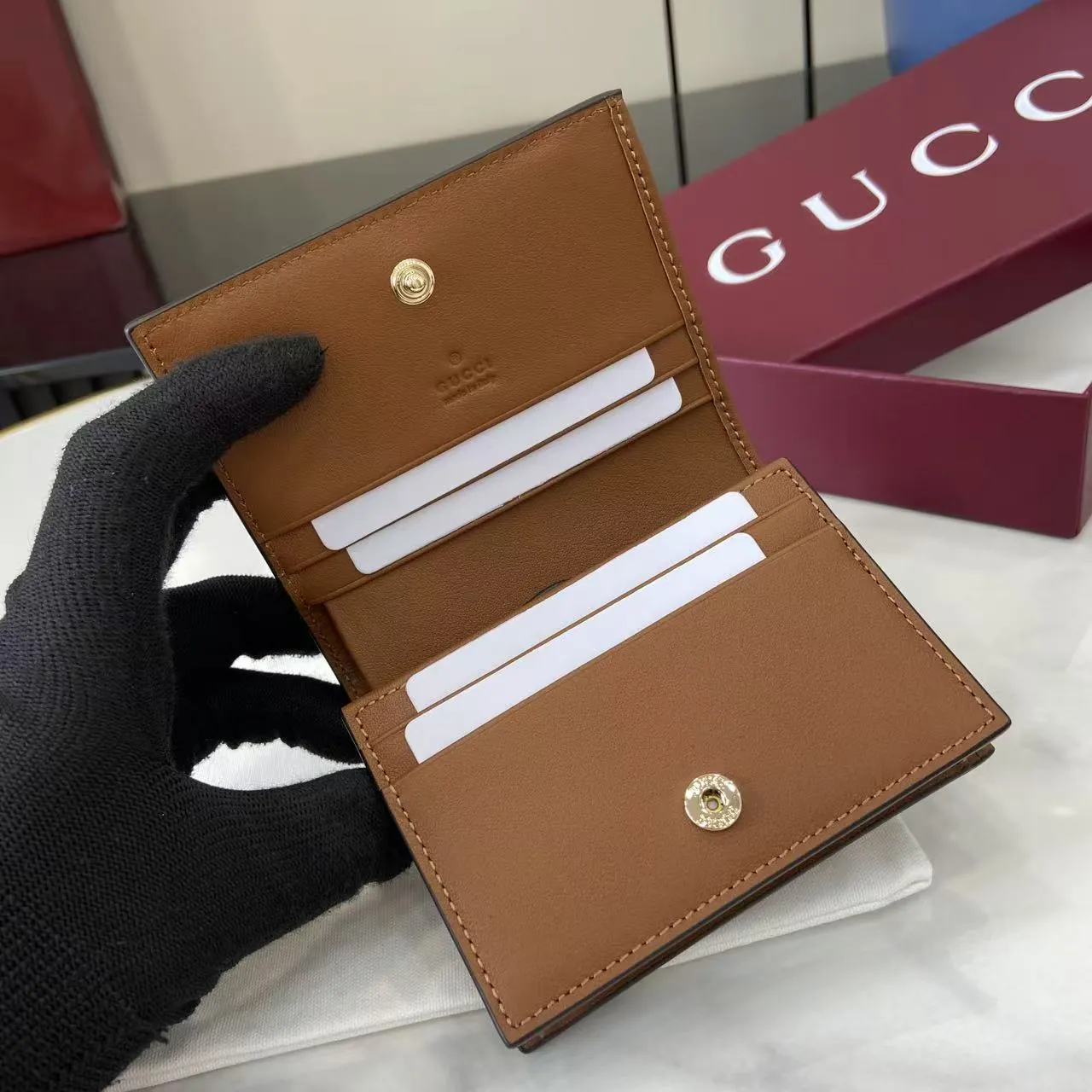 グッチ GGエンブレム スモールウォレット ブラウン エンボス加工 - 画像 (8)