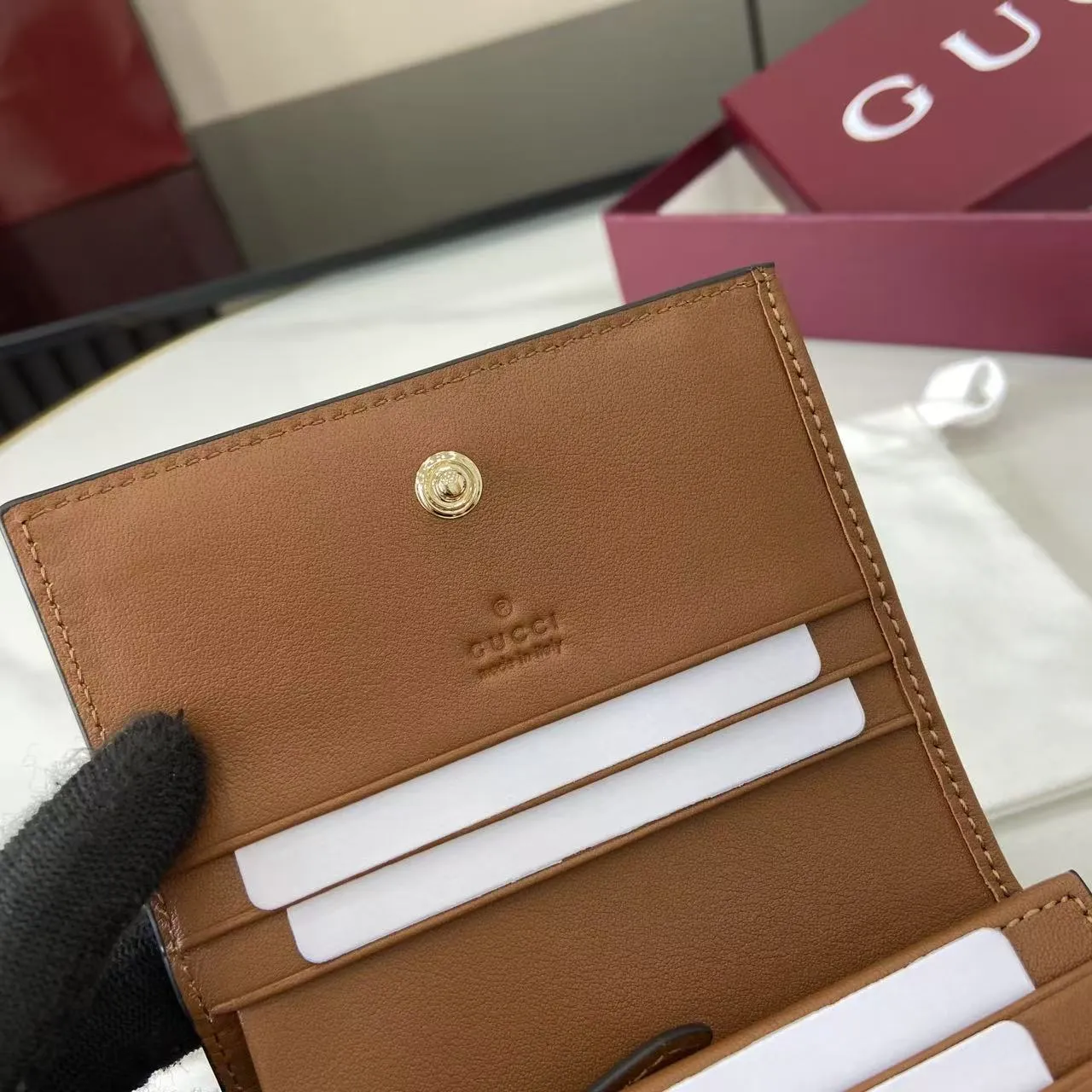 グッチ GGエンブレム スモールウォレット ブラウン エンボス加工 - 画像 (9)