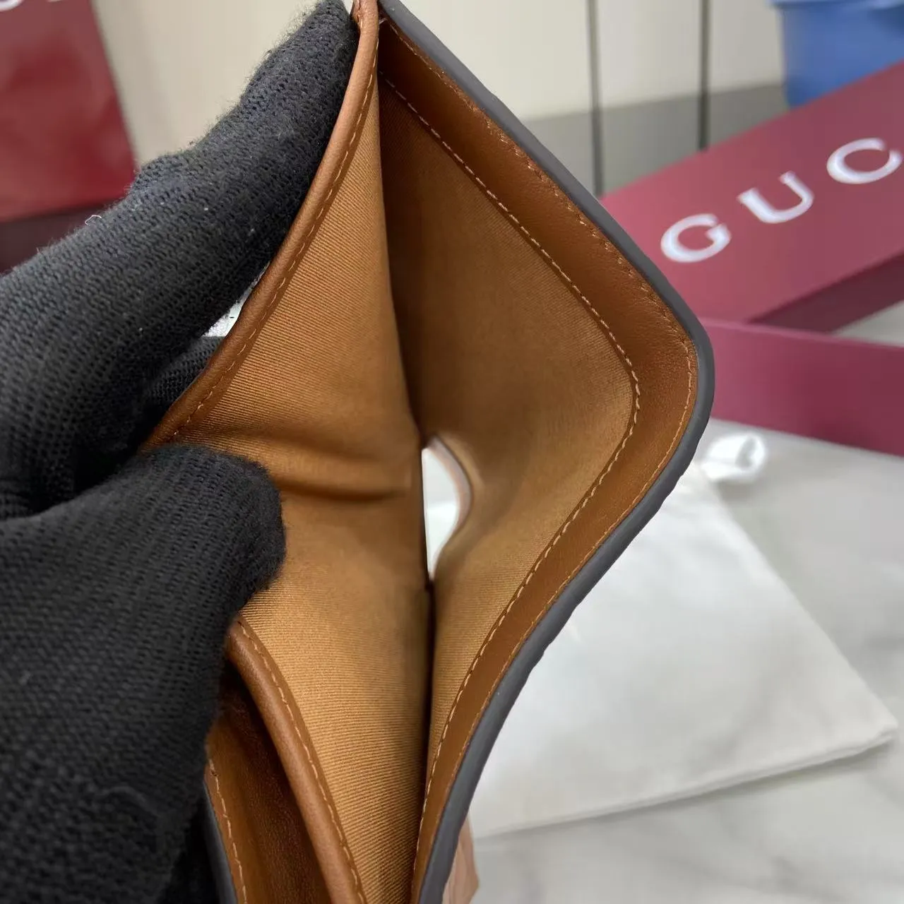 グッチ GGエンブレム スモールウォレット ブラウン エンボス加工 - 画像 (10)