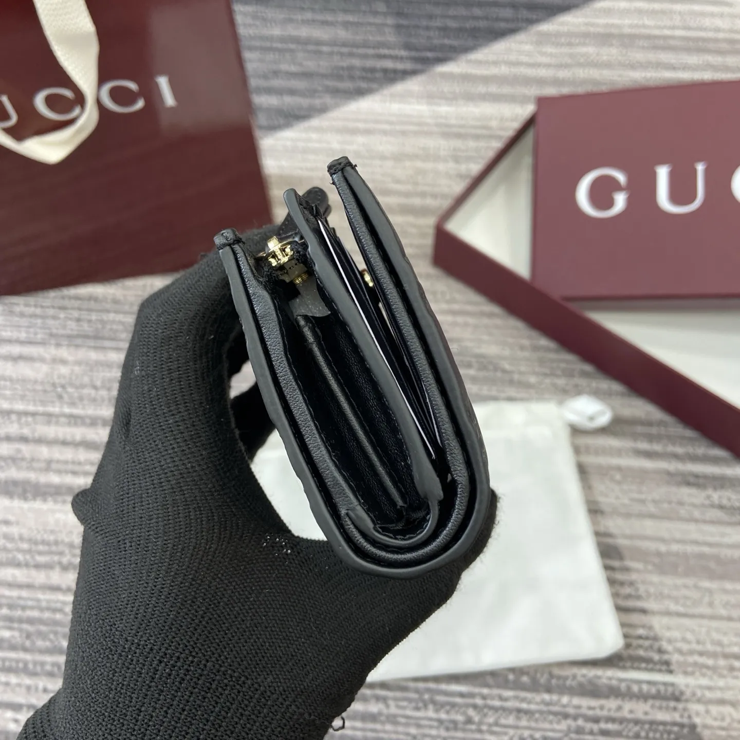 グッチ GGエンブレム スモールウォレット ブラックレザー - 画像 (4)