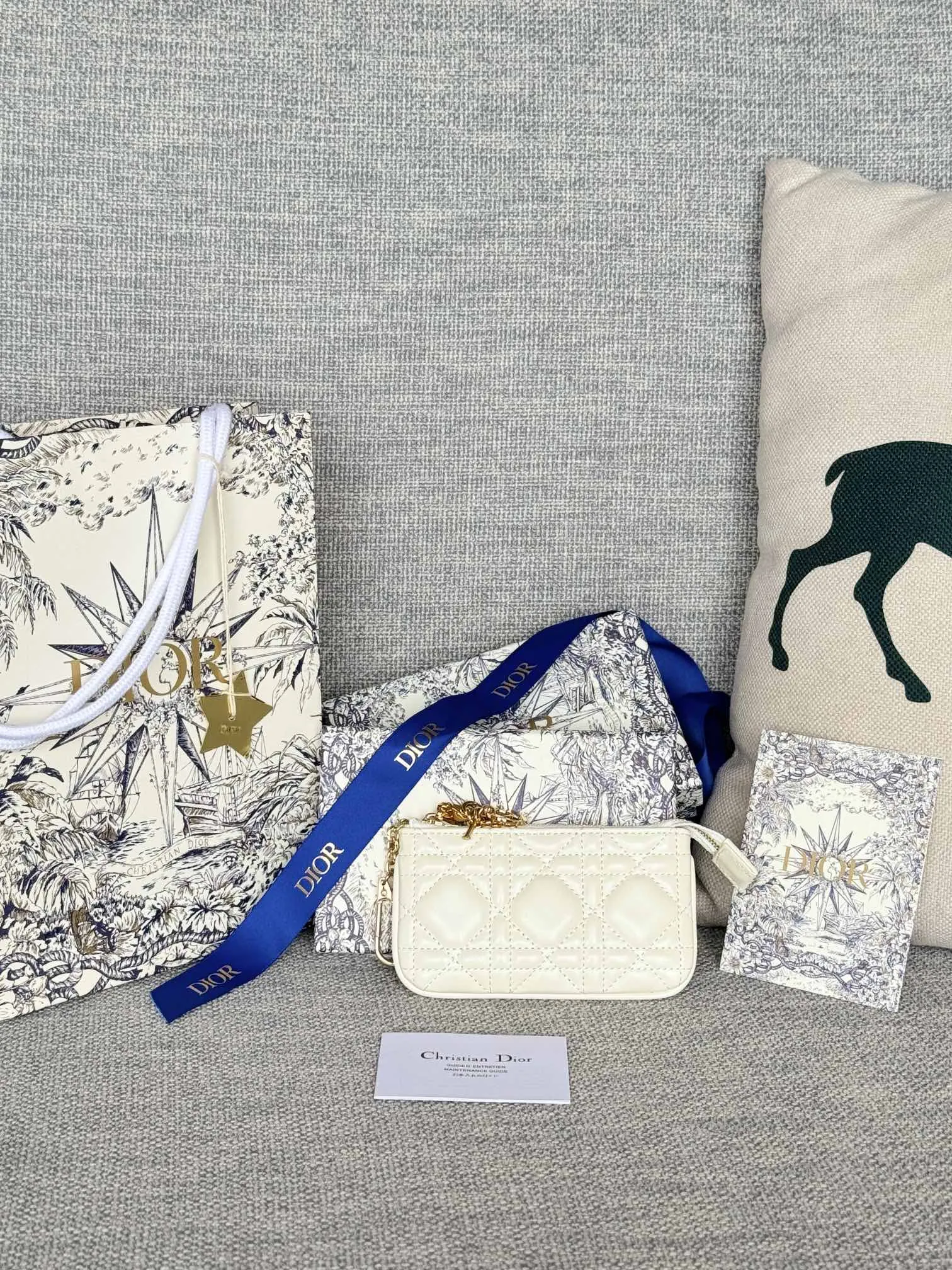 ディオール カロ 30 モンテーニュ グリシーヌ コインポーチ