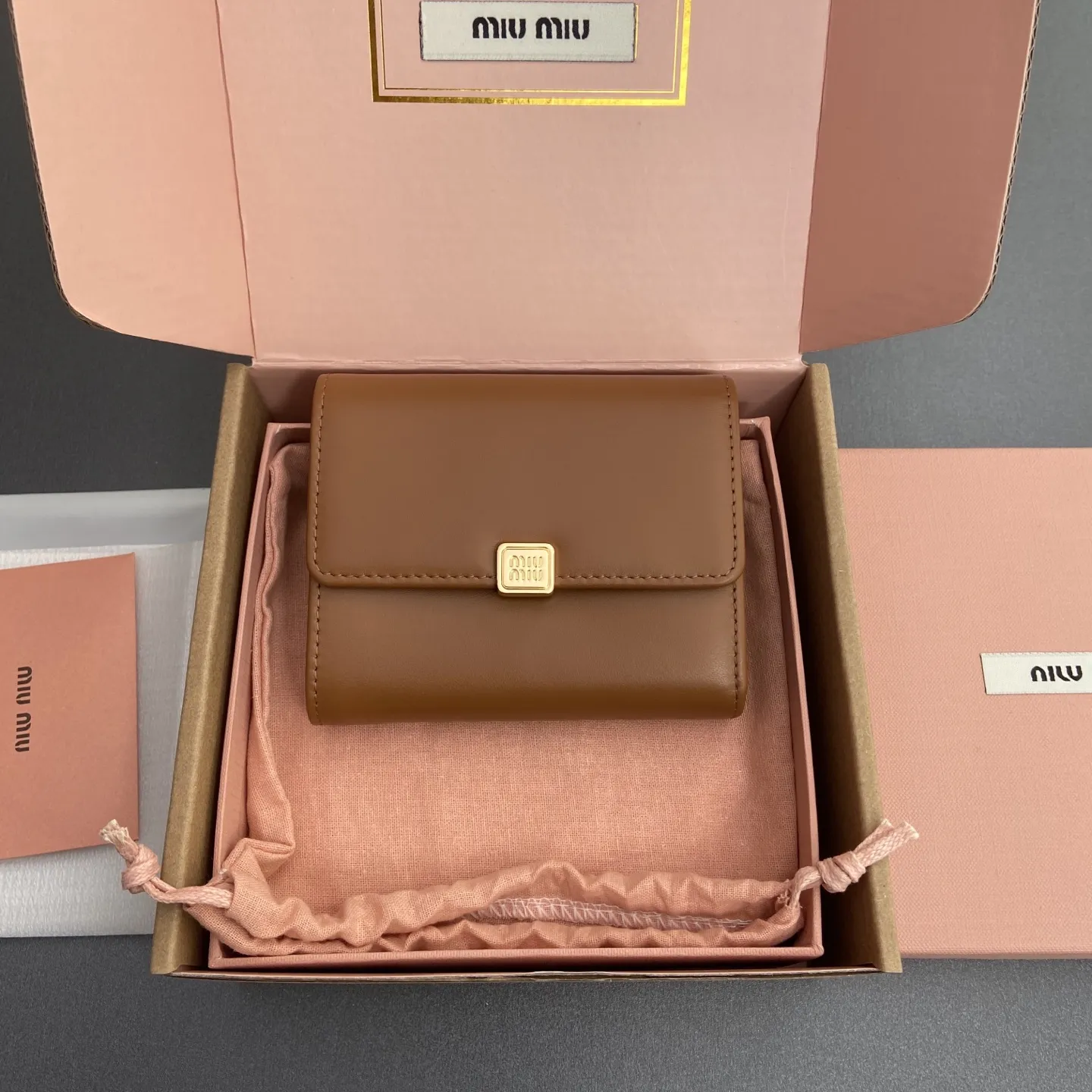 ミュウミュウ レザーウォレット コニャックブラウン コンパクト