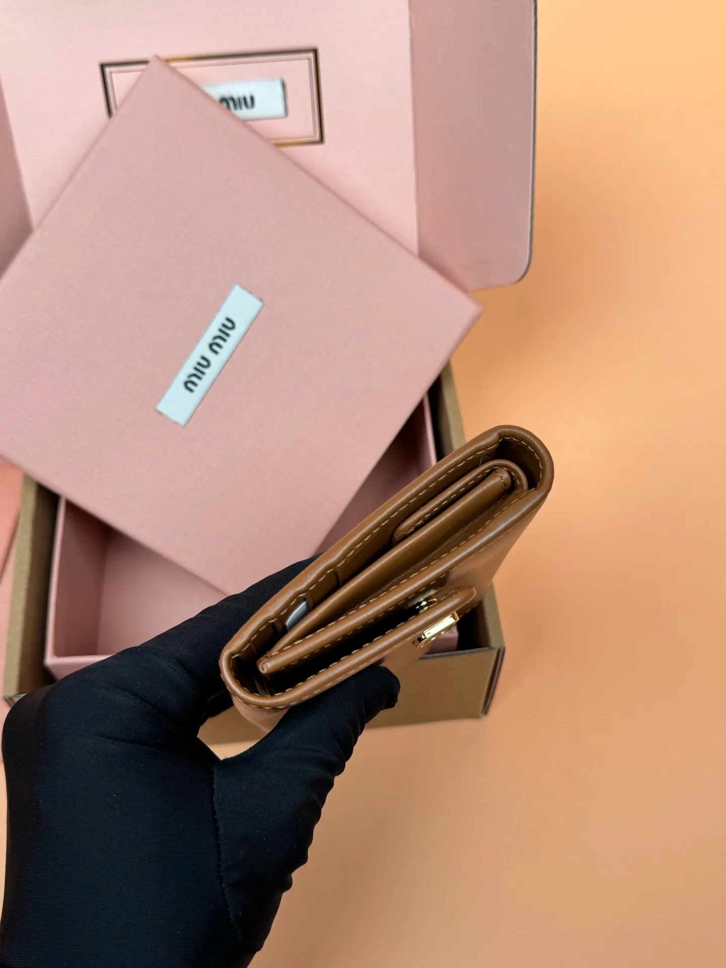 ミュウミュウ マドラスウォレット コニャックブラウンレザー - 画像 (4)