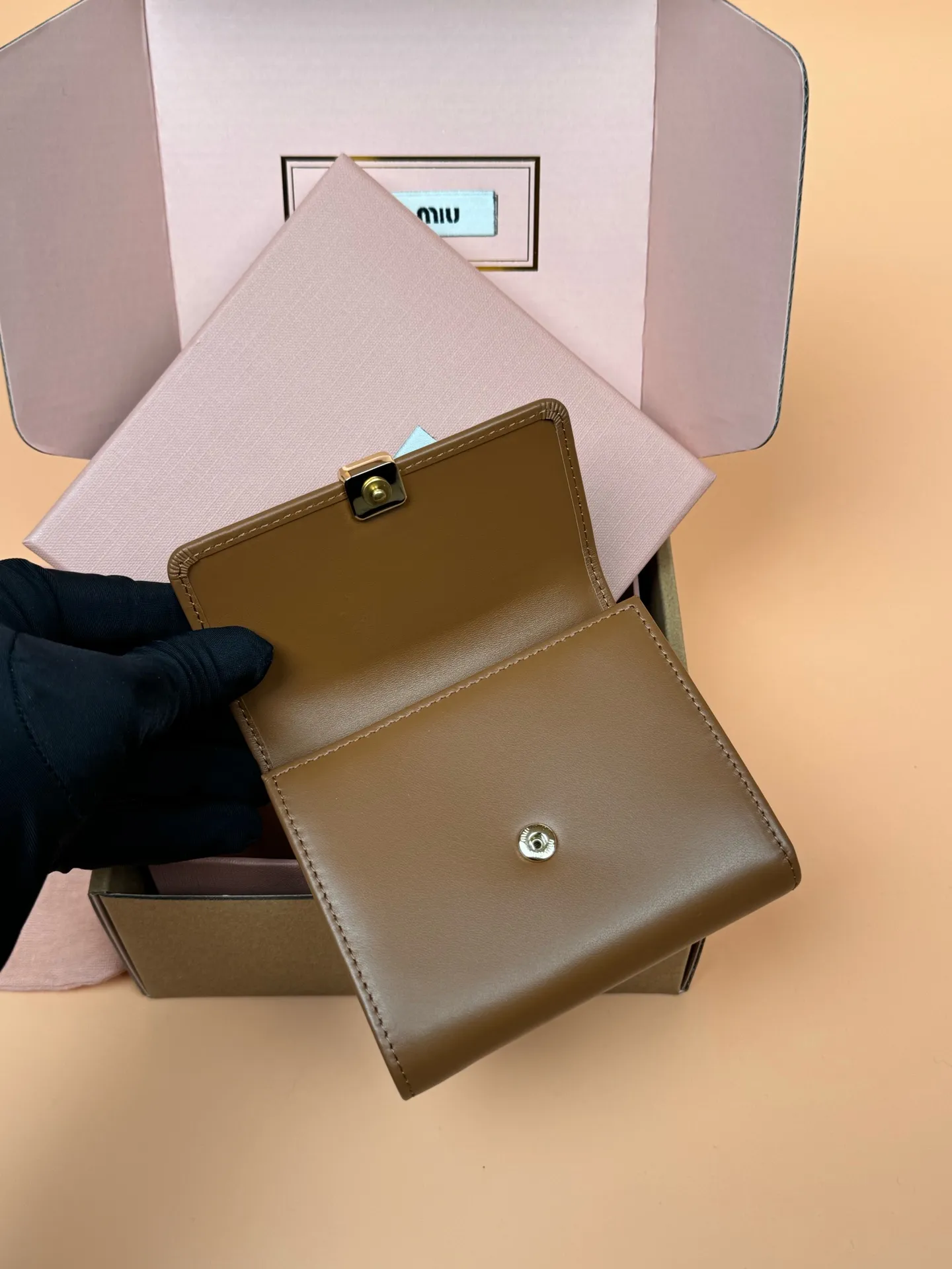 ミュウミュウ マドラスウォレット コニャックブラウンレザー - 画像 (5)